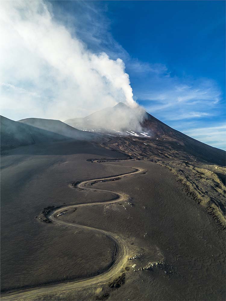 Etna, la strada per Torre del Filosofo