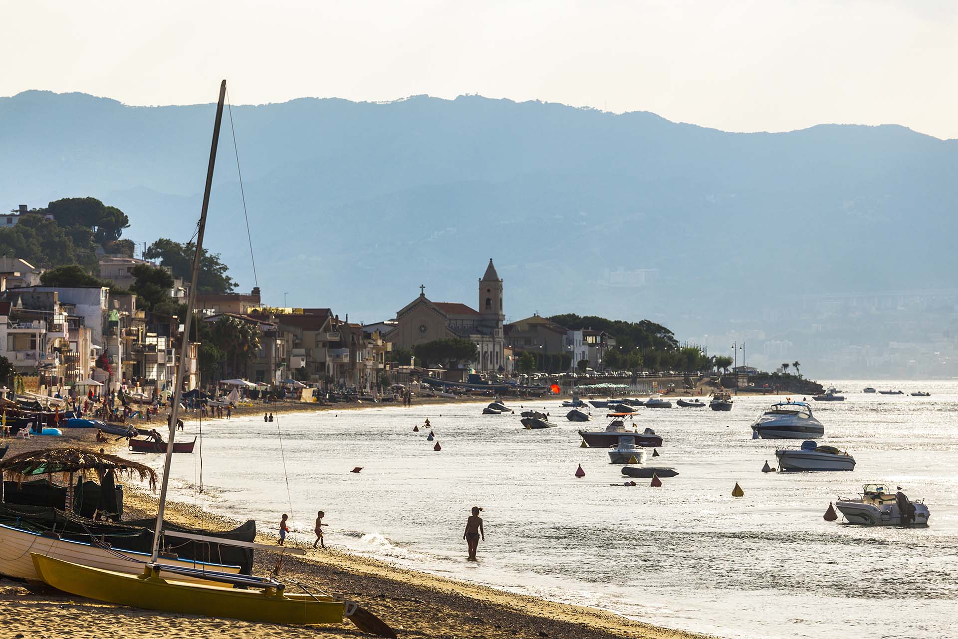 Calabria, spiaggia di Cannitello a Villa San Giovanni e la Chiesa di Maria Santissima di Porto Salvo, sullo sfondo i Monti Peloritani