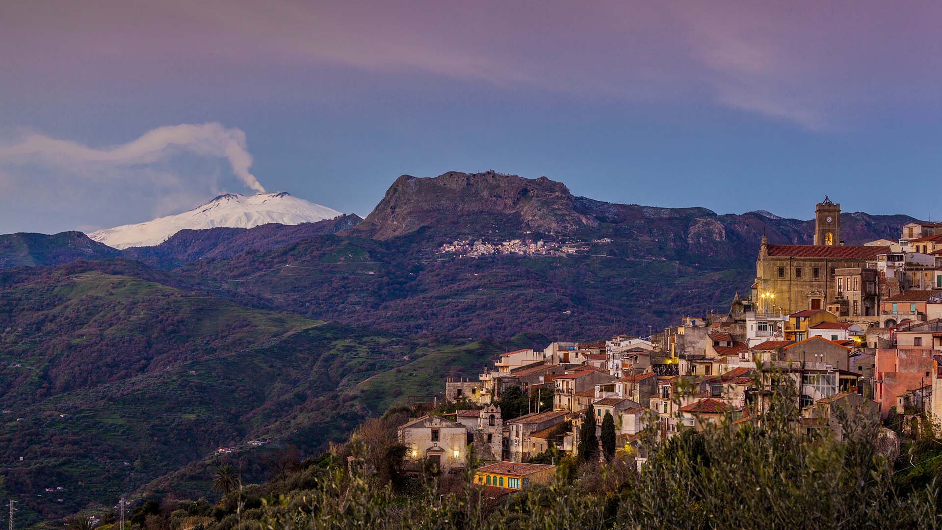 Monti Peloritani, Casalvecchio Siculo con Monte Kalfa e l'Etna sullo sfondo