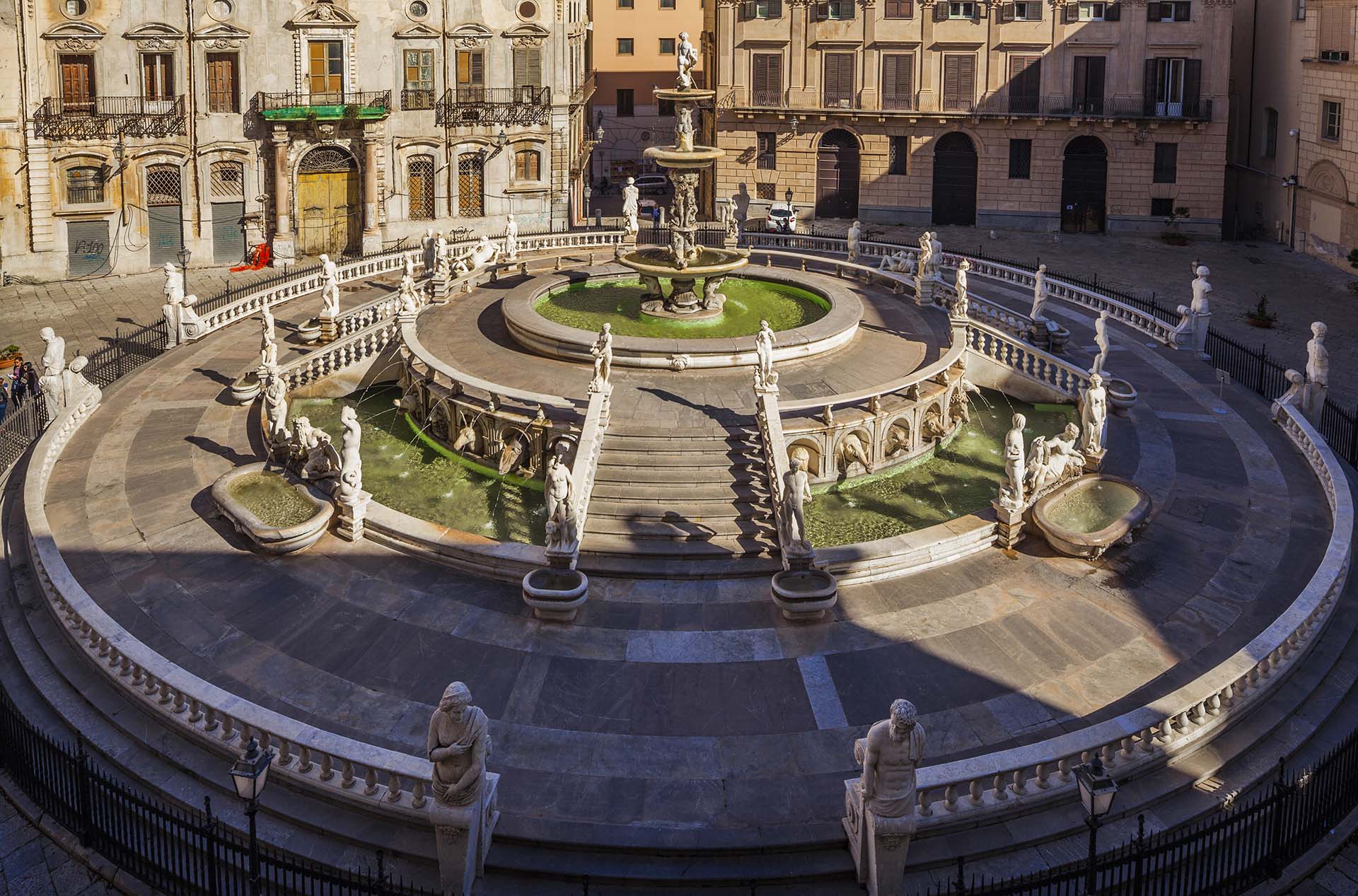 Palermo, la monumentale fontana della Vergogna a piazza Pretoria