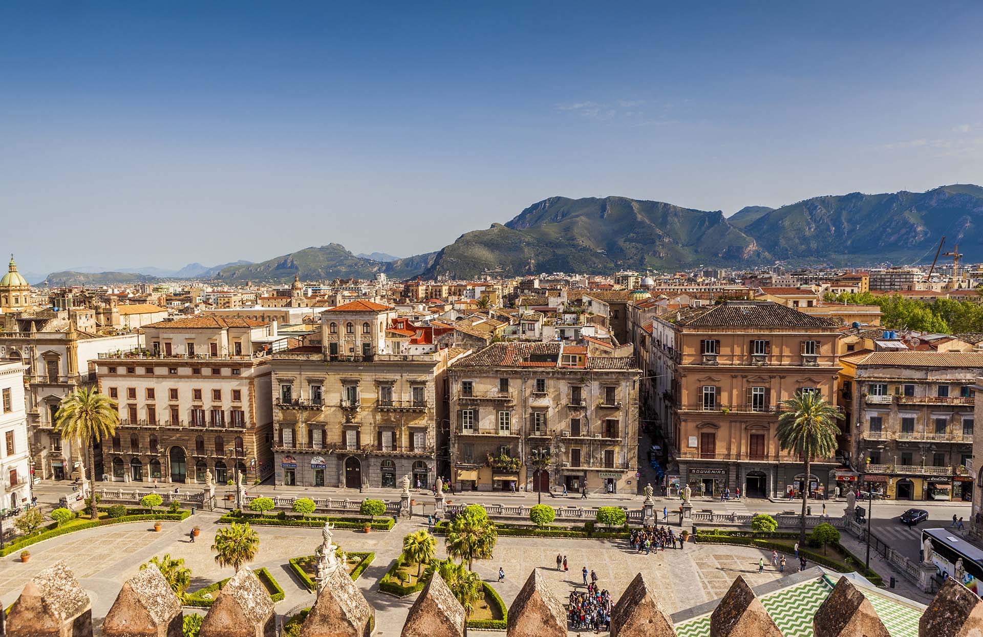 Palermo, il giardino del Duomo e via Vittorio Emanuele, sullo sfondo i monti della Conca d'Oro