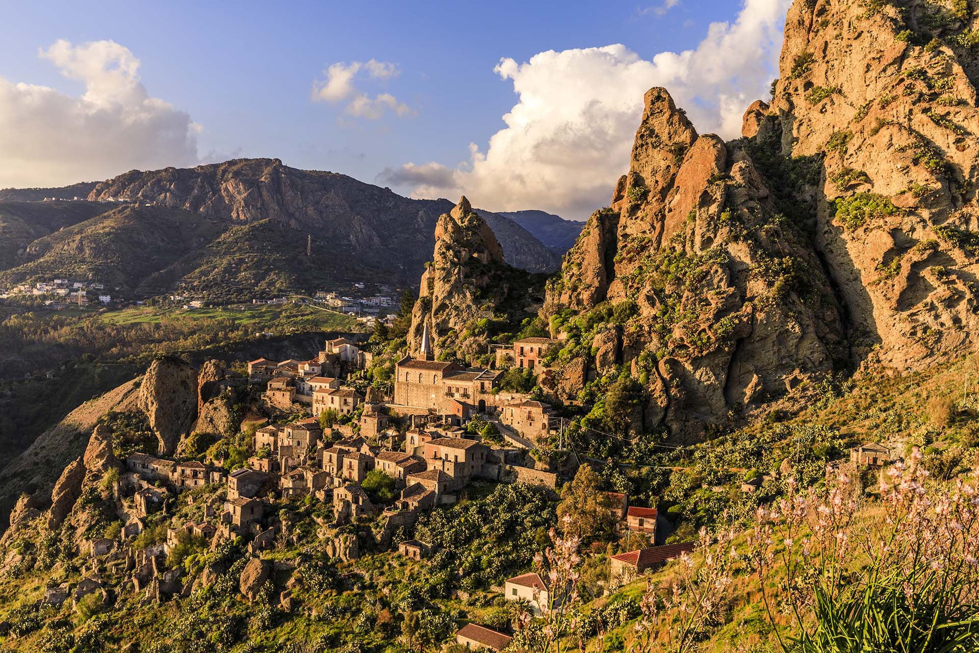 Calabria, Aspromonte, il borgo abbandonato di Pentedattilo
