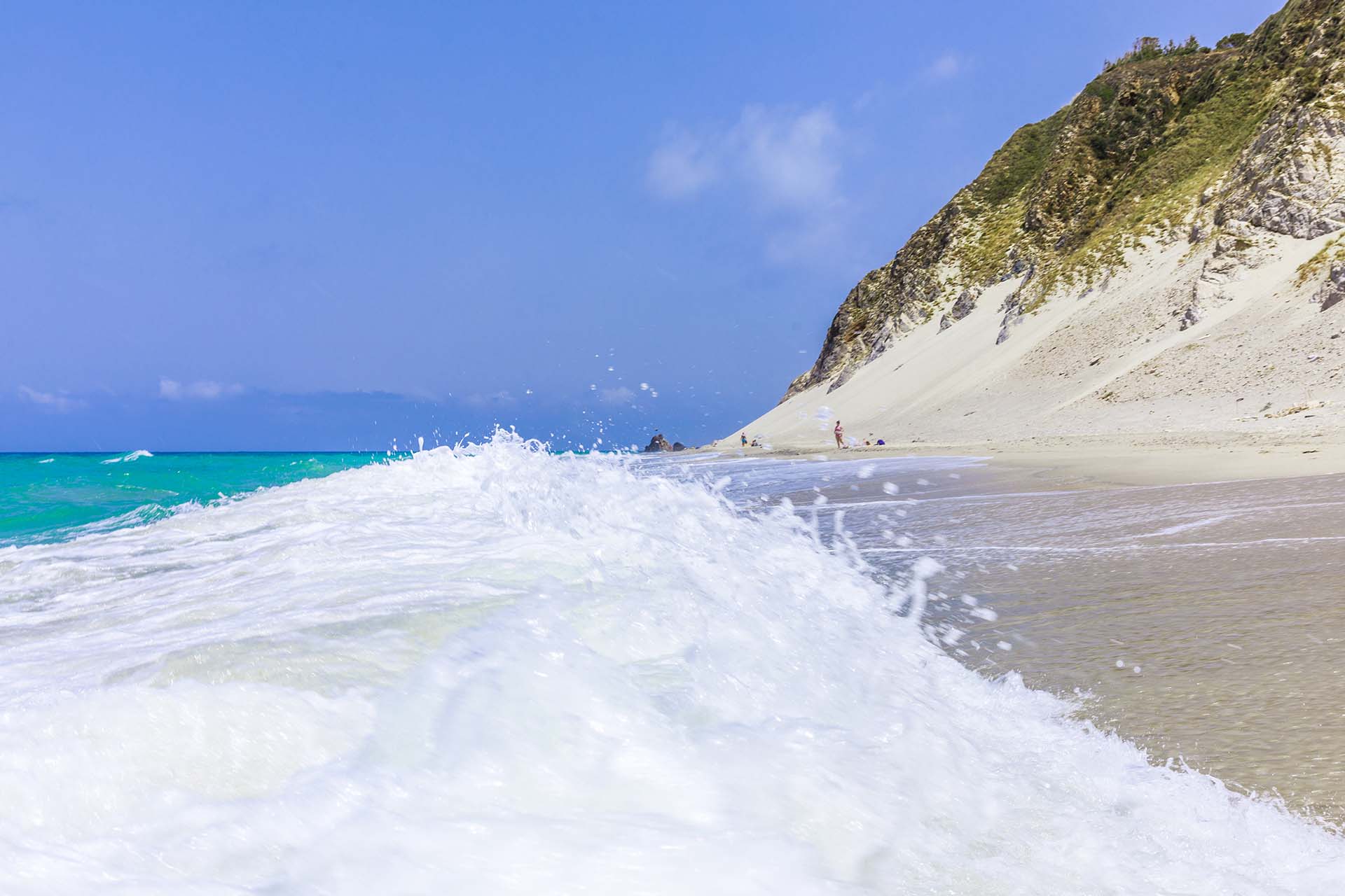 Massina, le onde nella spiaggia di San Saba