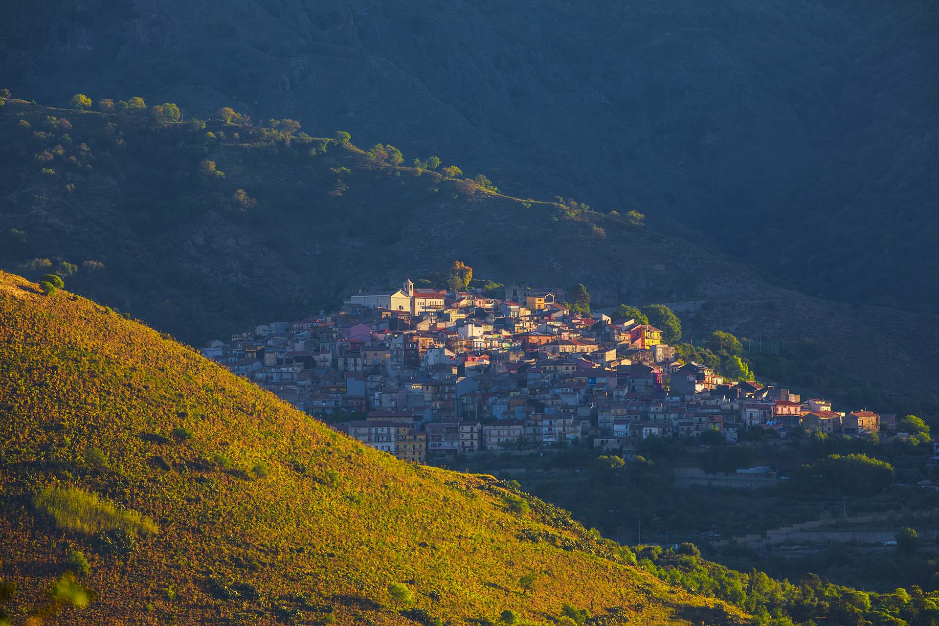 Il borgo di Malvagna al confine con l'Etna