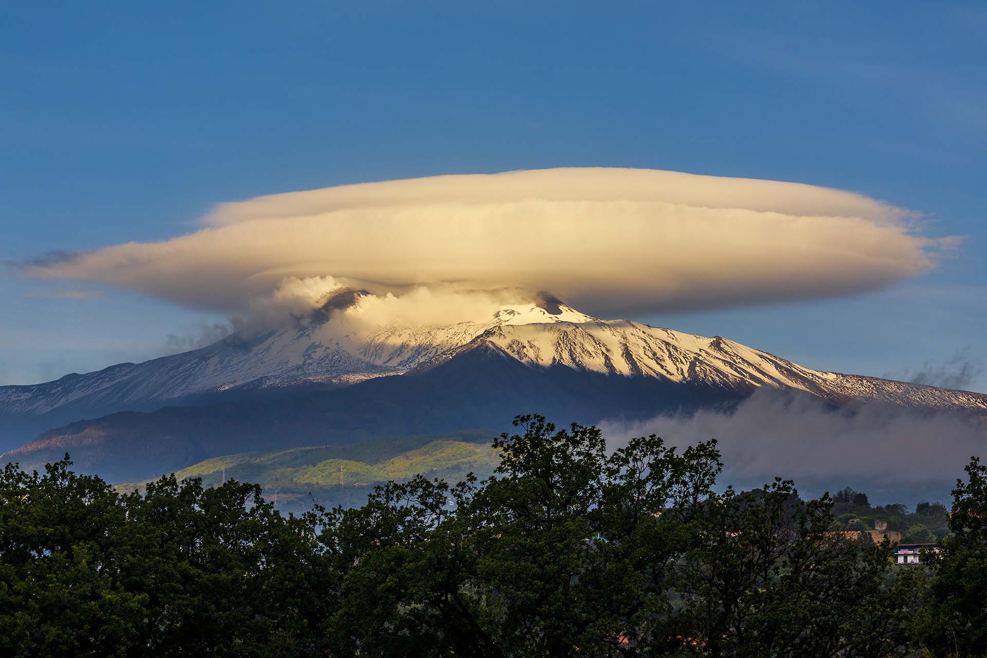 Etna, una Contesa per cappello a fine maggio