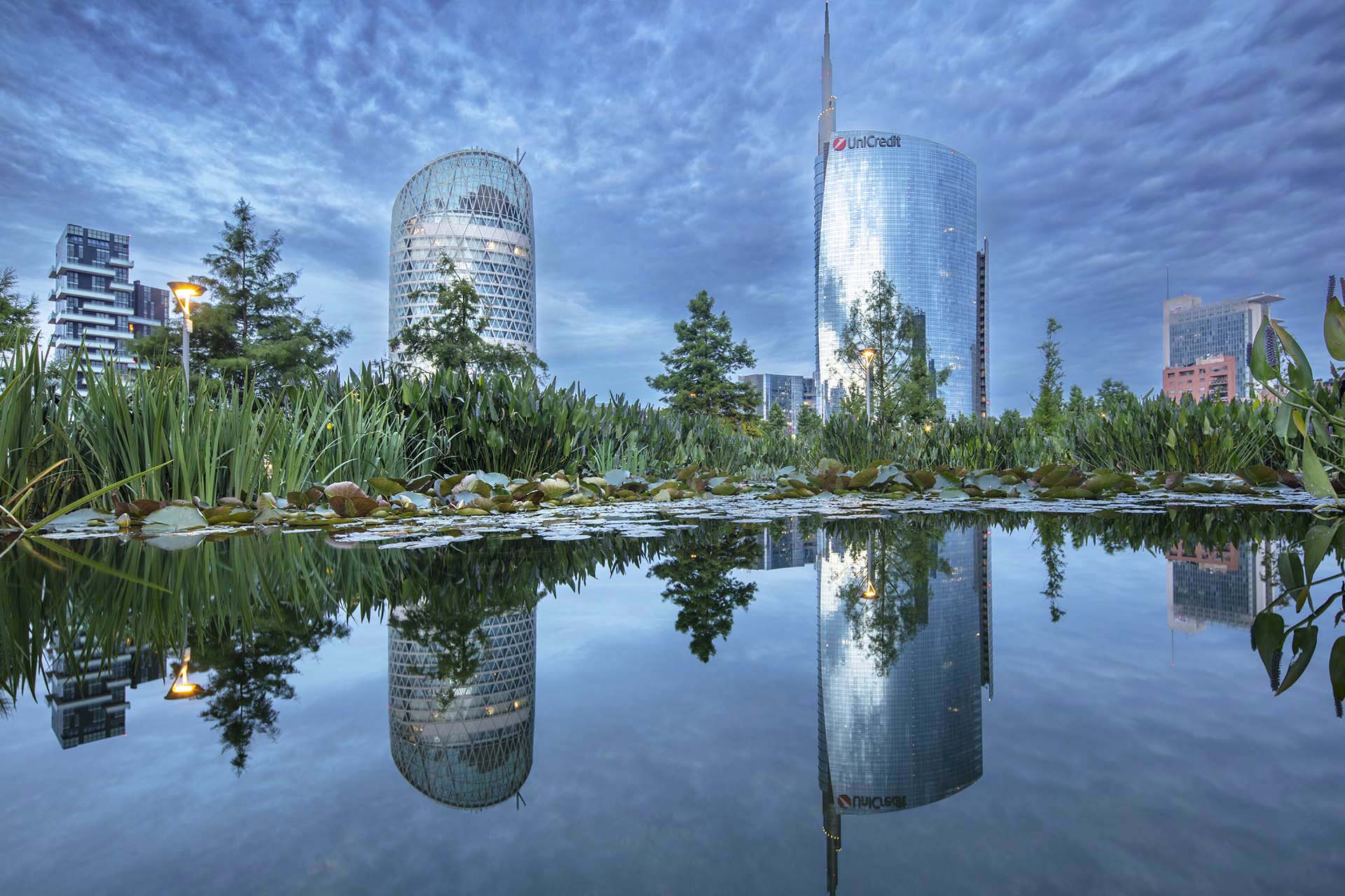 Le torri UnipolSai e Unicredit viste dal Parco pubblico La Biblioteca degli Alberi tra piazza Gae Aulenti e il quartiere Isola a Milano.