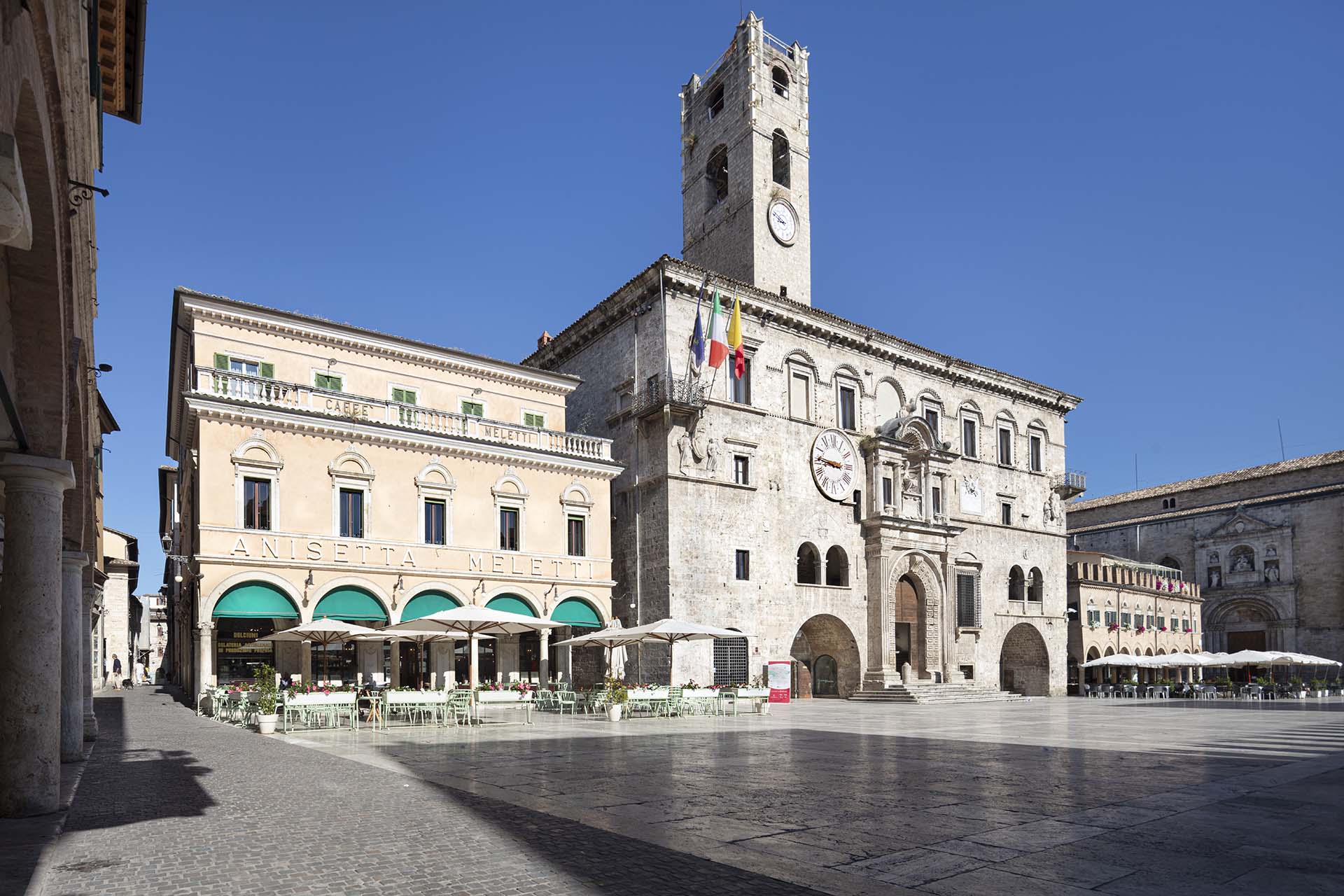 Il Palazzo dei Capitani e lo storico locale Meletti in Piazza del Popolo ad Ascoli Piceno.