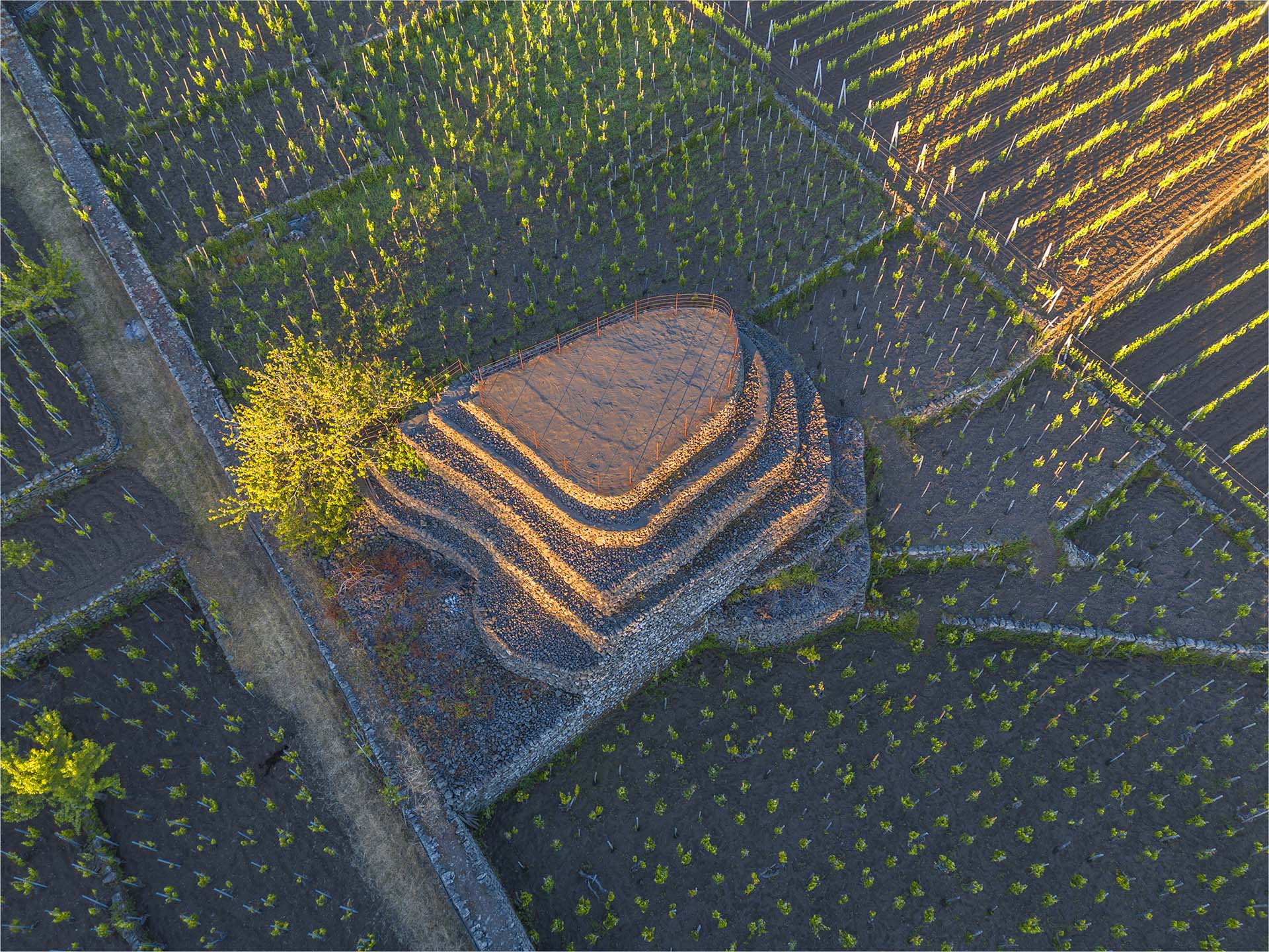 Etna, Piramide di pietra lavica tra i vigneti a Passopisciaro