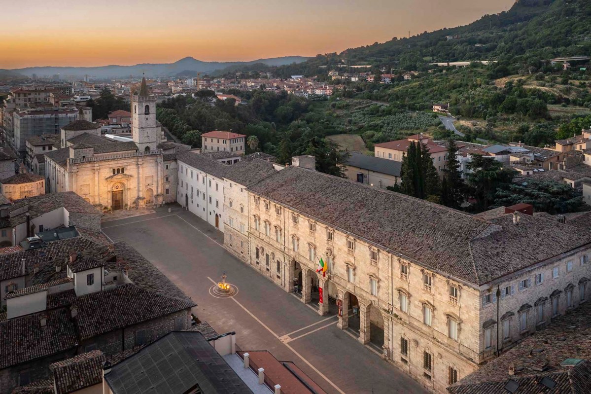 Vista su Piazza Arringo con il Palazzo dell'Arengo sulla destra e in fondo il Duomo di Sant' Emidio