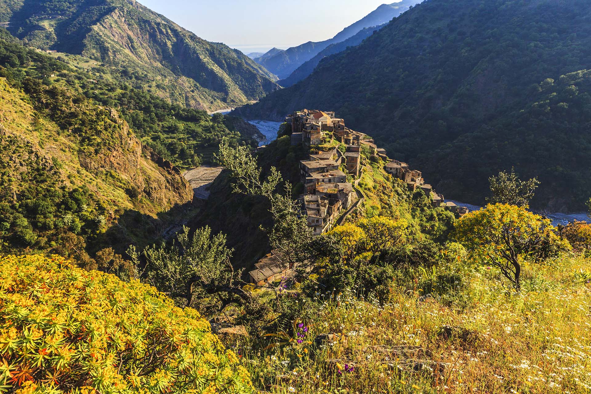 Calabria Aspromonte, Roghudi vecchia paese abbandonato e la Fiumara Amendolea