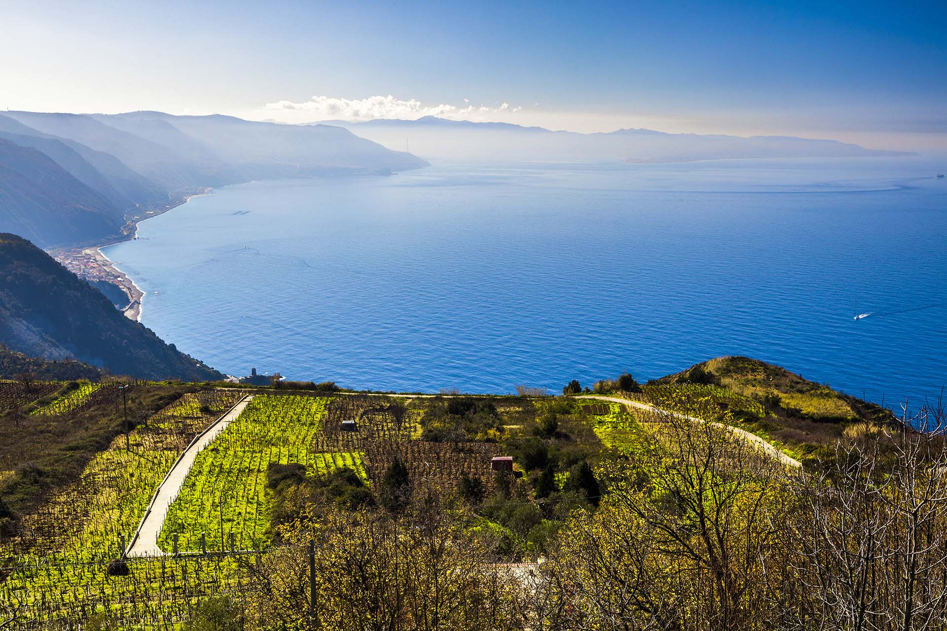 Calabria, la costa da Bagnara a Scilla lo Stretto di Messina e la punta nord della Sicilia
