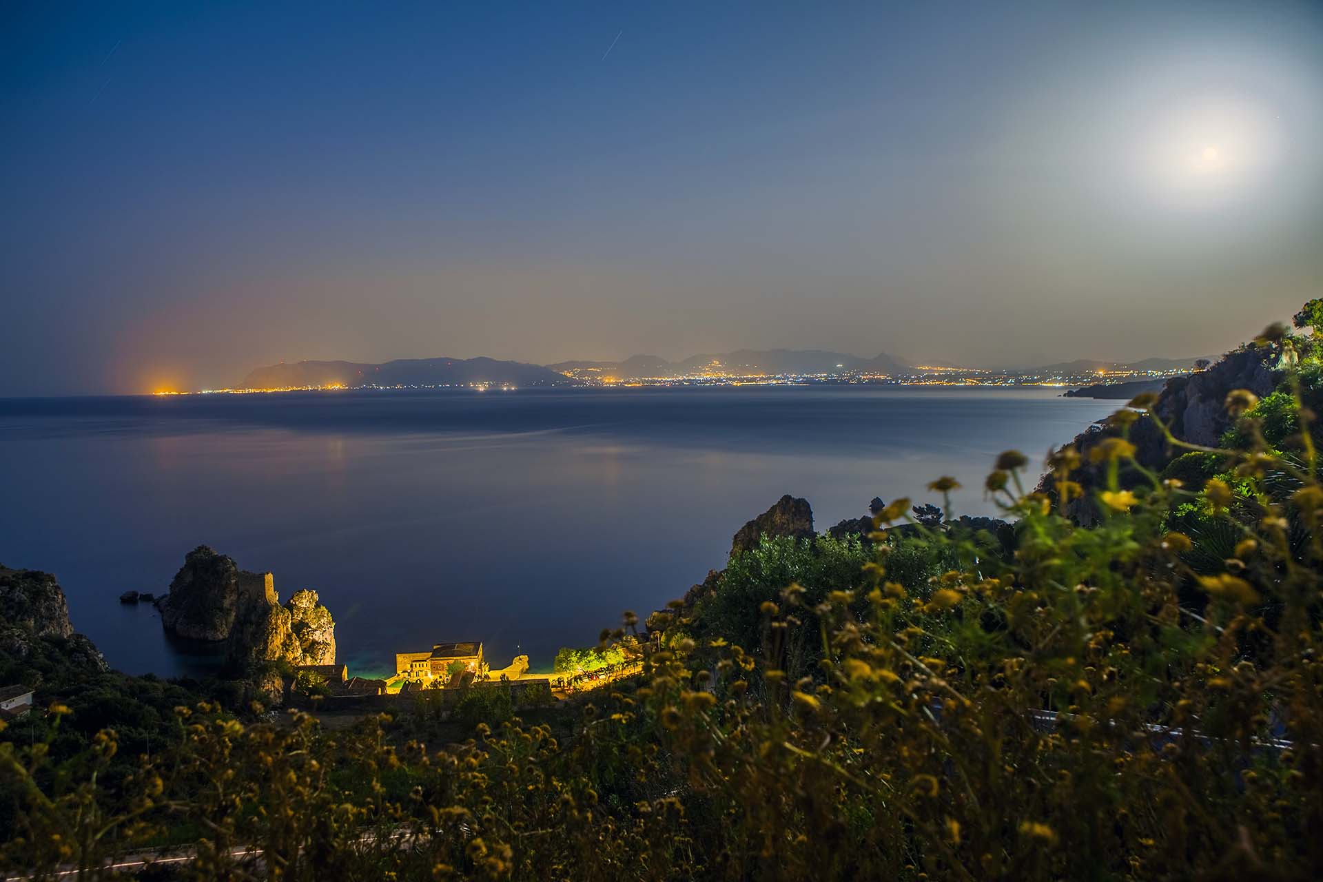 Trapani, Riseva dello Zingaro, la Tonnara di Scopello si affaccia sui monti del Palermitano