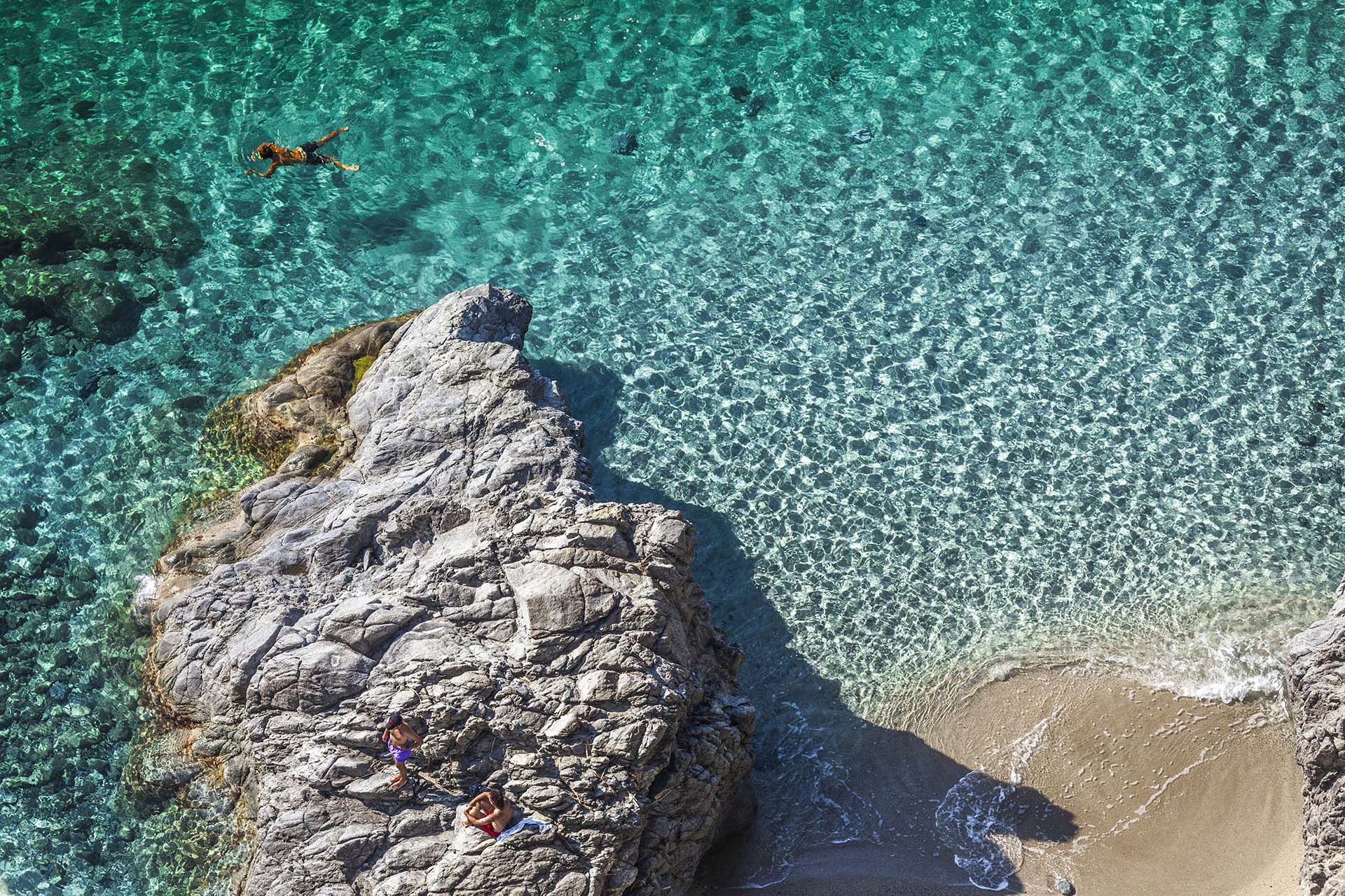 Calabria, Costa degli Aranci, gli scogli di Copanello nella spiaggia di Staletti
