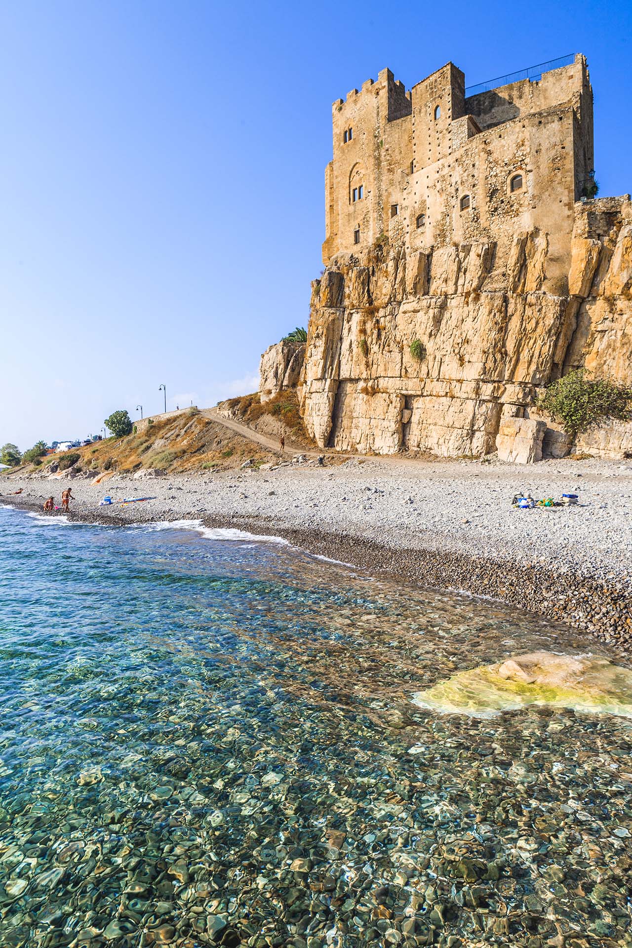 Calabria, Castrum Petrae Roseti a picco sulla spiaggia di Roseto Capo Spulico