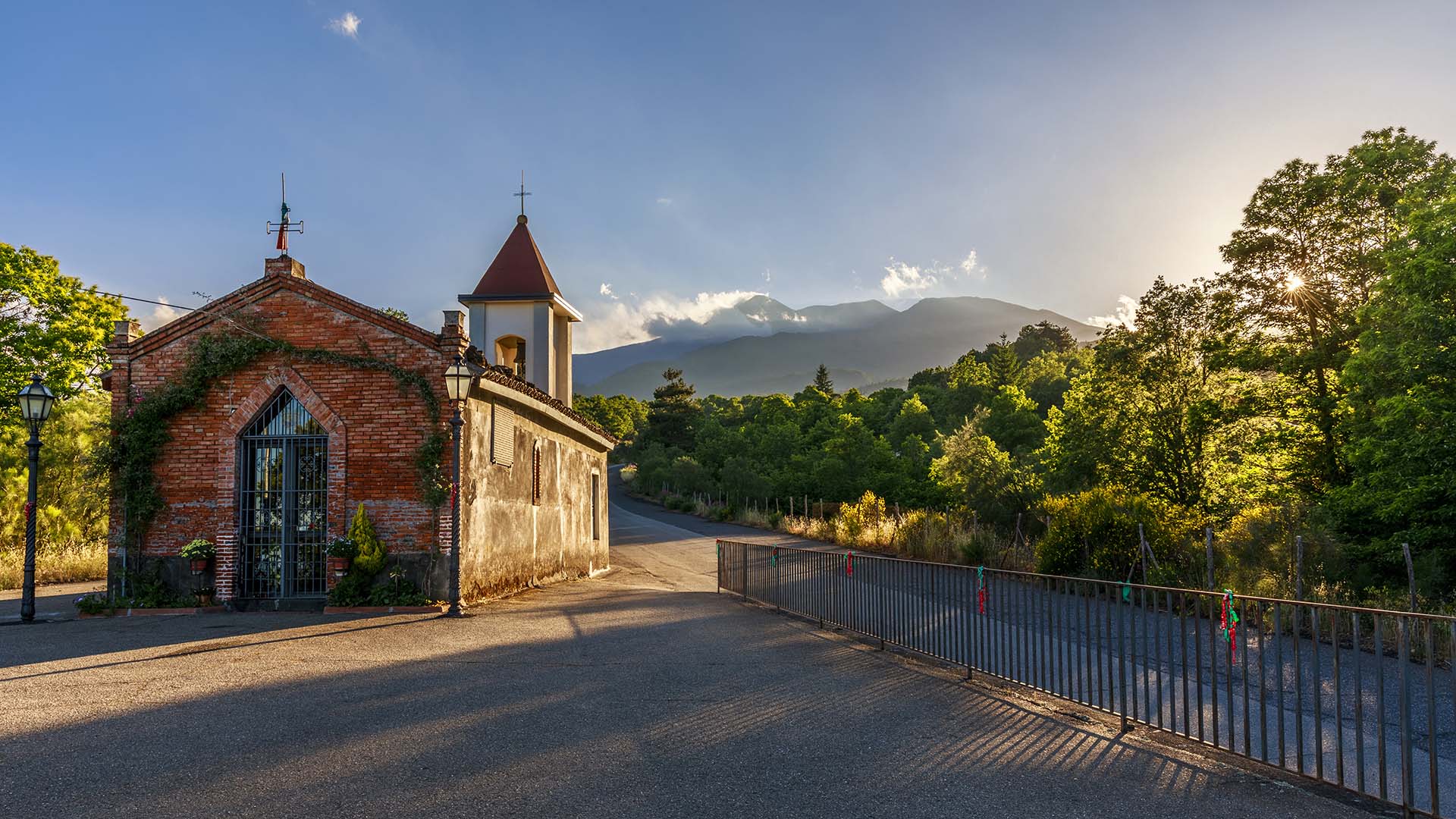 Etna, tra i boschi del versante est la chiesetta Magazzeni