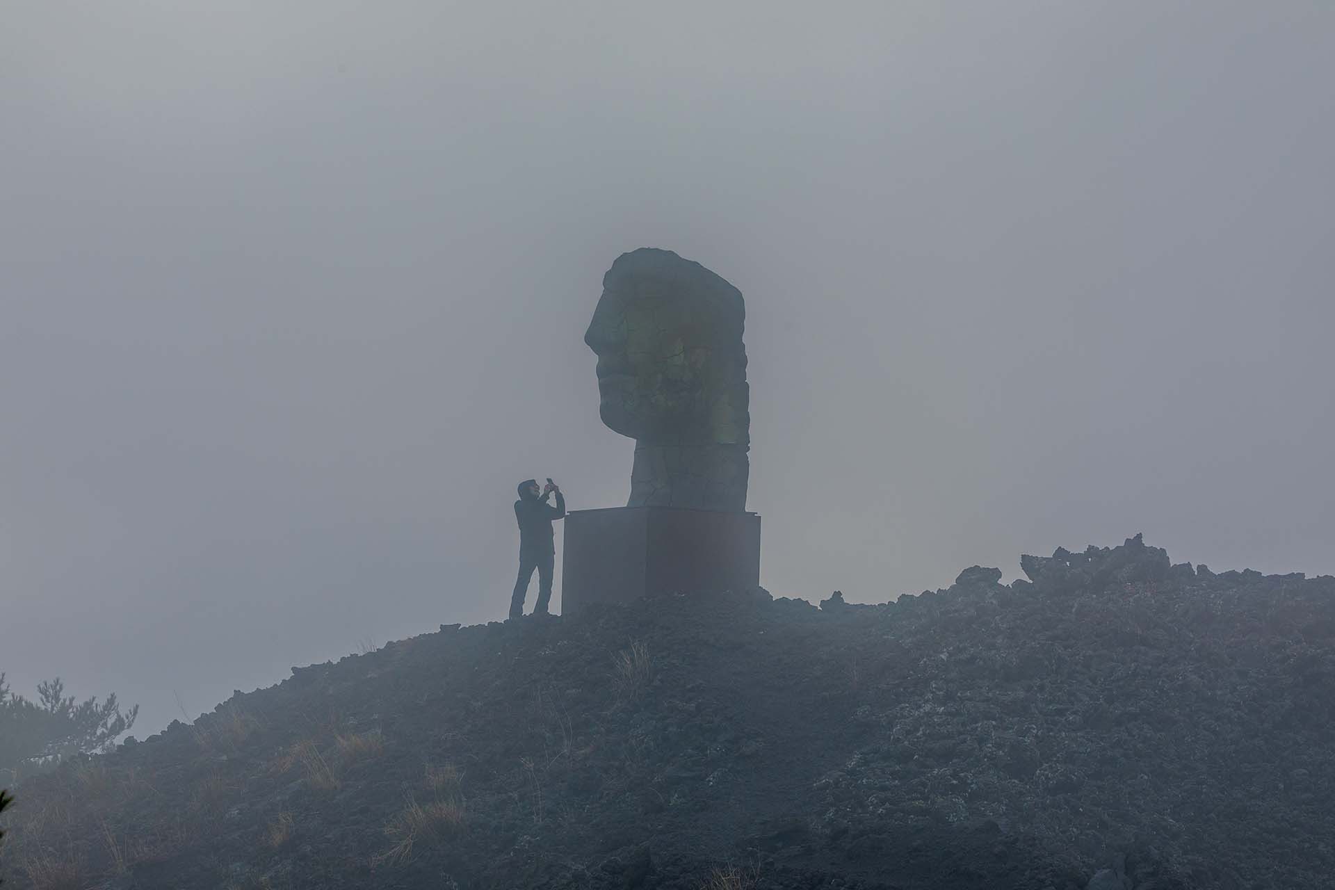 Etna, Il Teseo Screpolato di Mitoraj avvolto nella nebbia