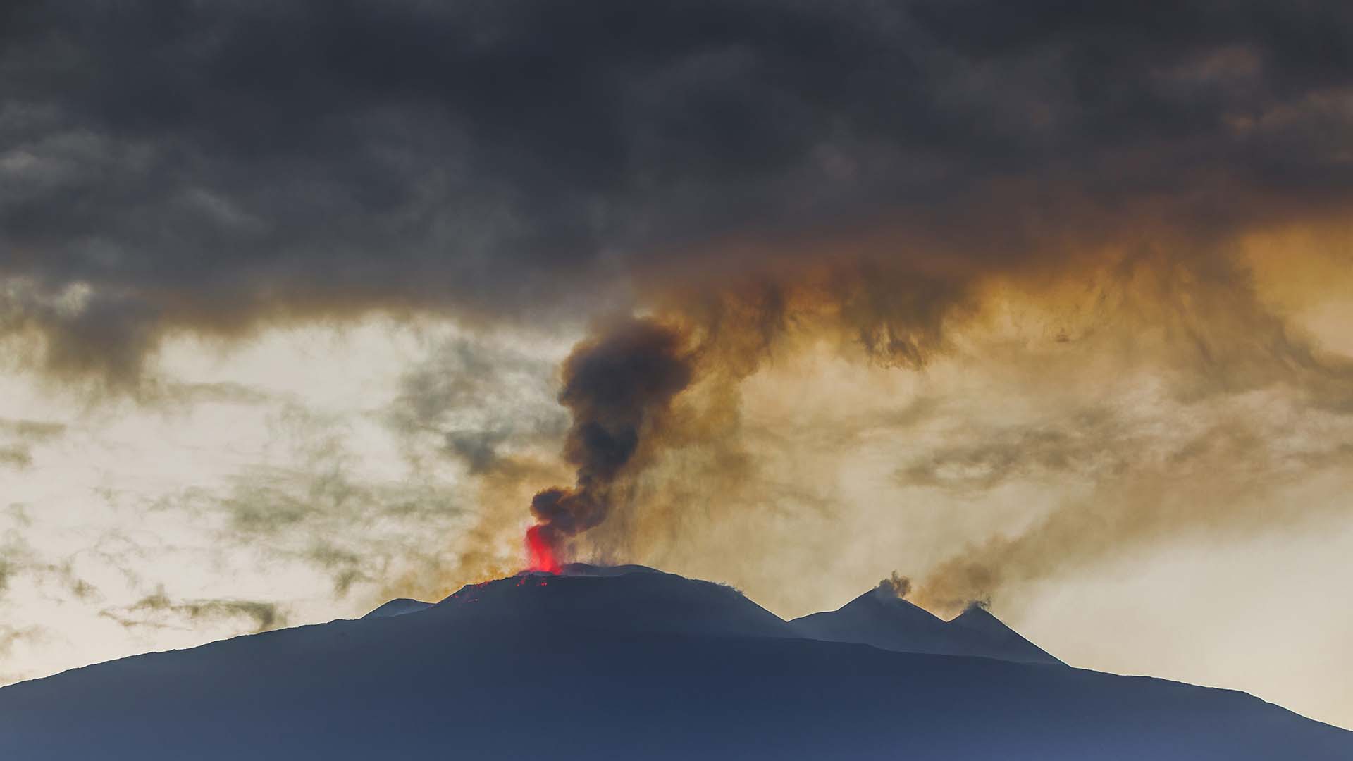 Un etereo sguardo dall'Etna eruttiva