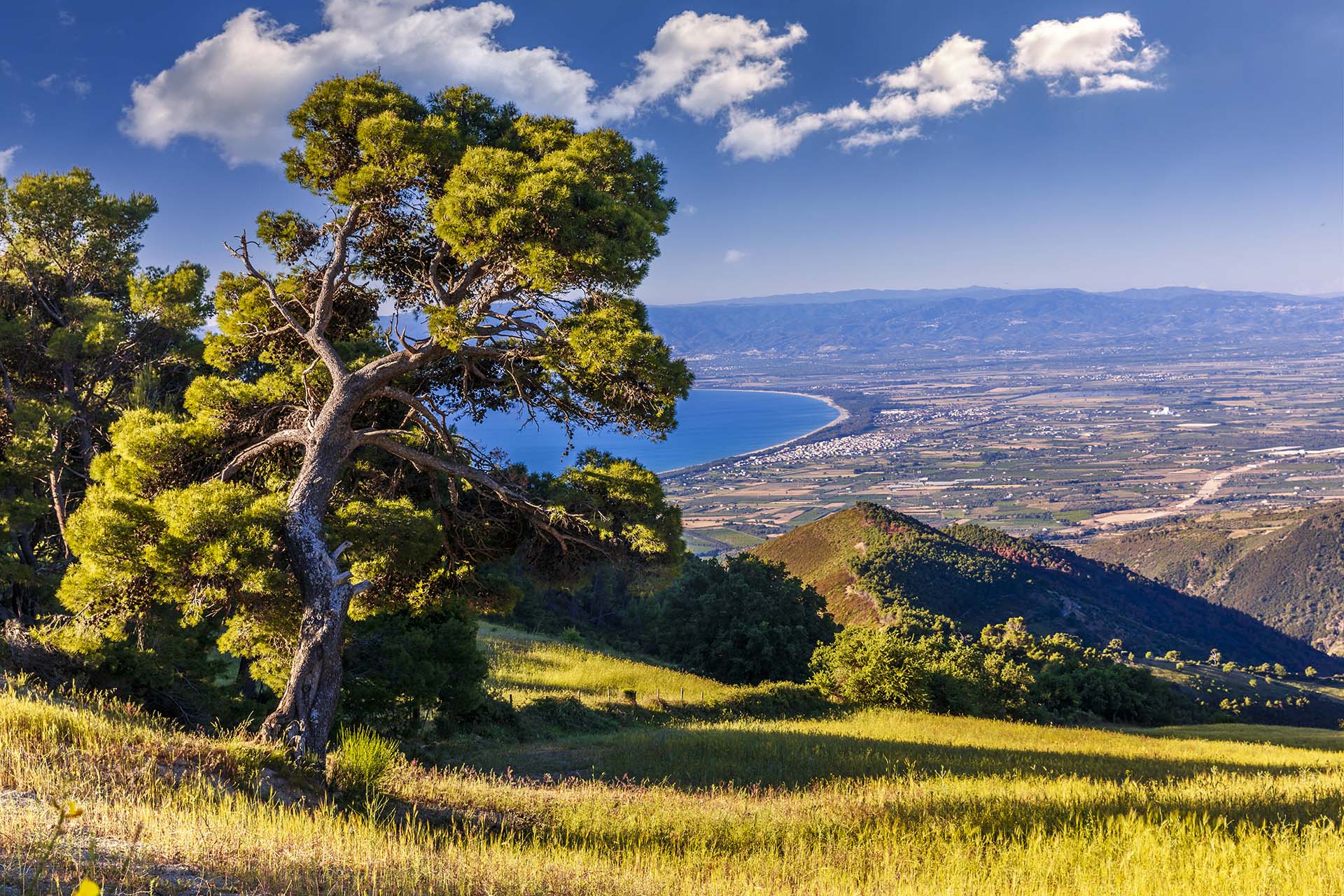 Calabria, Parco Nazionale del Pollino, le montagne di Albidona con vista della piana di Sibari