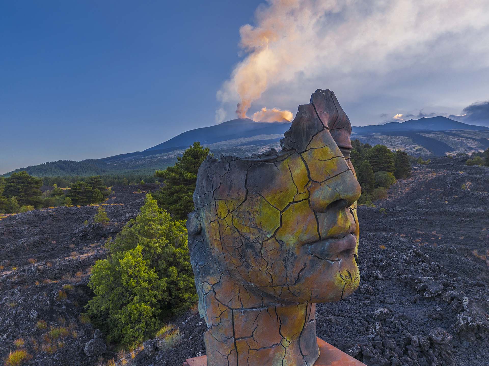 Etna, Il Teseo Screpolato di Mitoraj. Quando la testa va in fumo