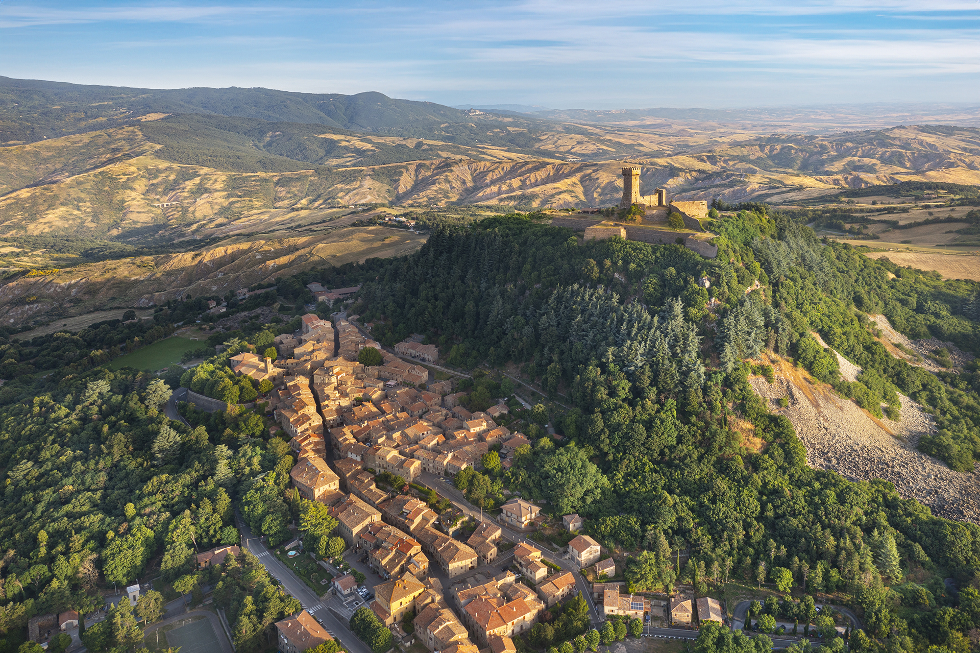 Radicofani con il suo castello e il paesaggio della Val d'Orcia. 