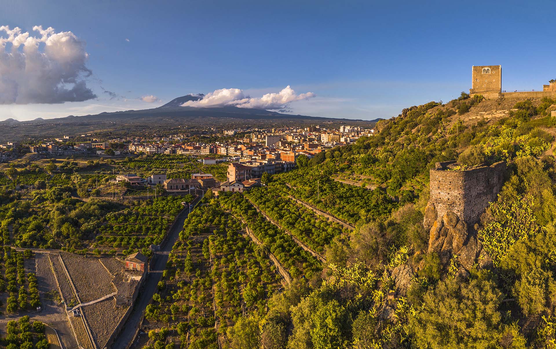 Etna, giardini di agrumi sotto la Rocca Normanna di Paternò