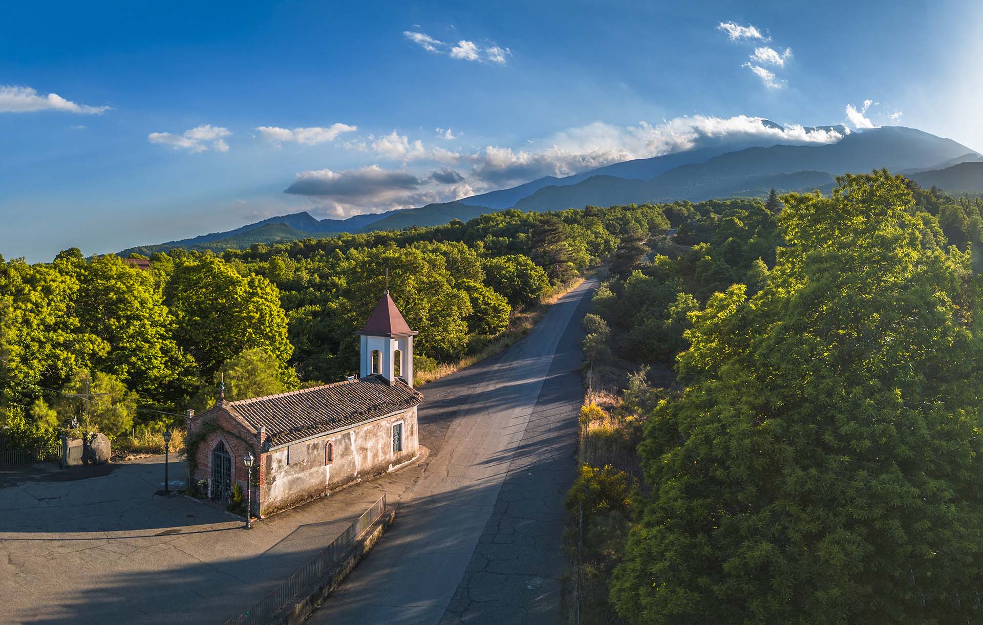 Etna, tra i boschi di Castagno del versante est la chiesetta Magazzeni