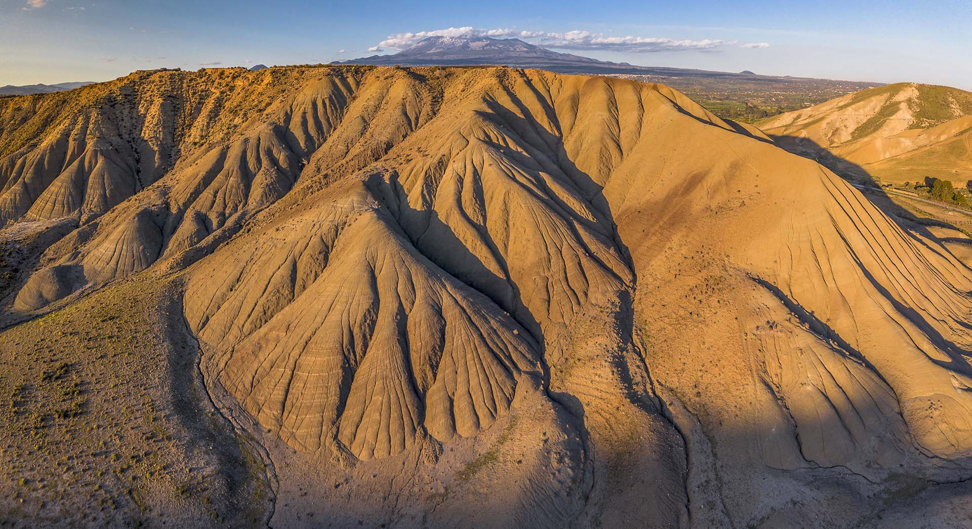 Etna vista dai Calanchi Cannizzola nel territorio di Centuripe