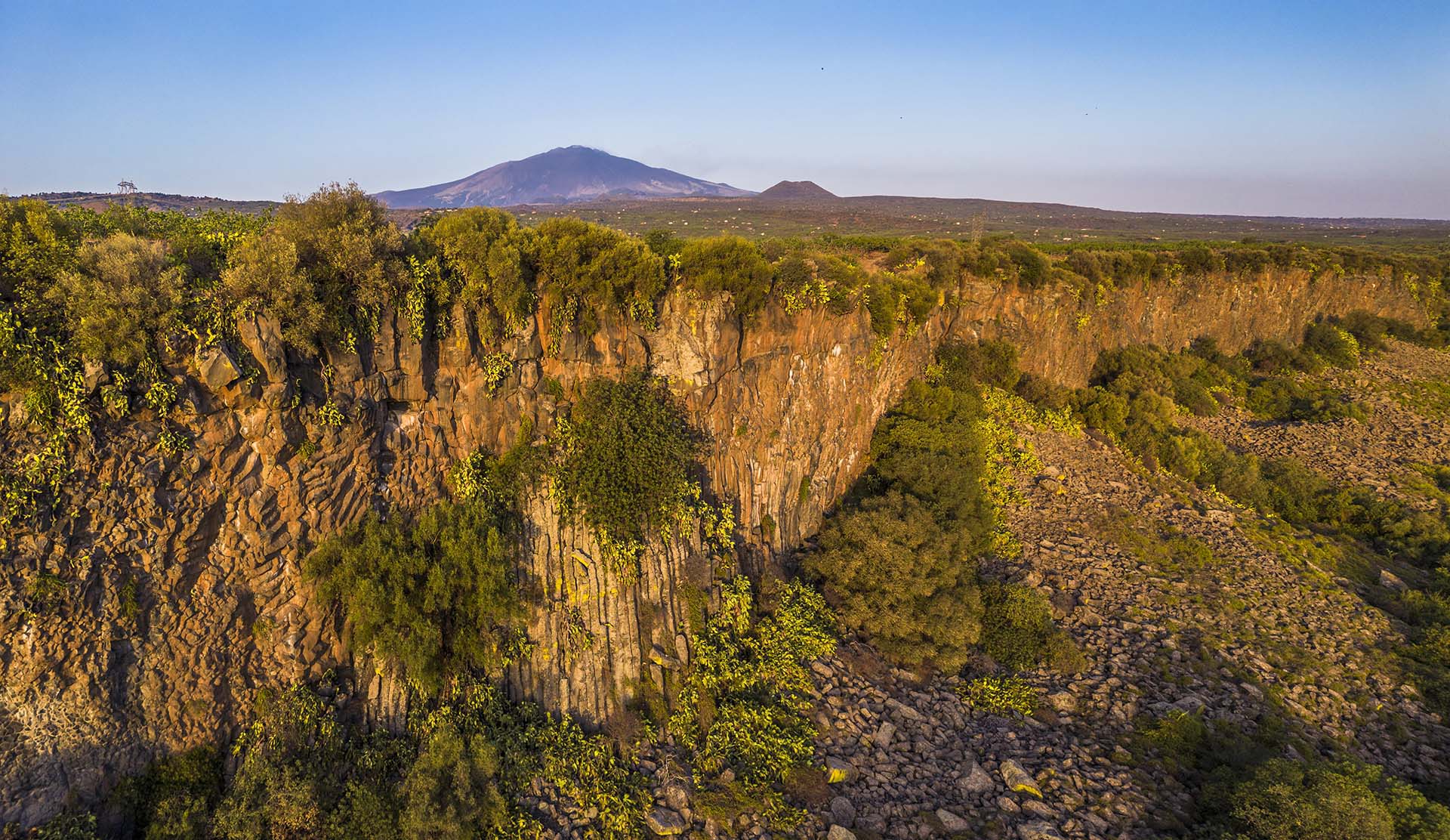 DJI_0664-Pano-Etna, la parete di Basalti Colonnari lungo il Fiume Simeto nel territorio di Bronte