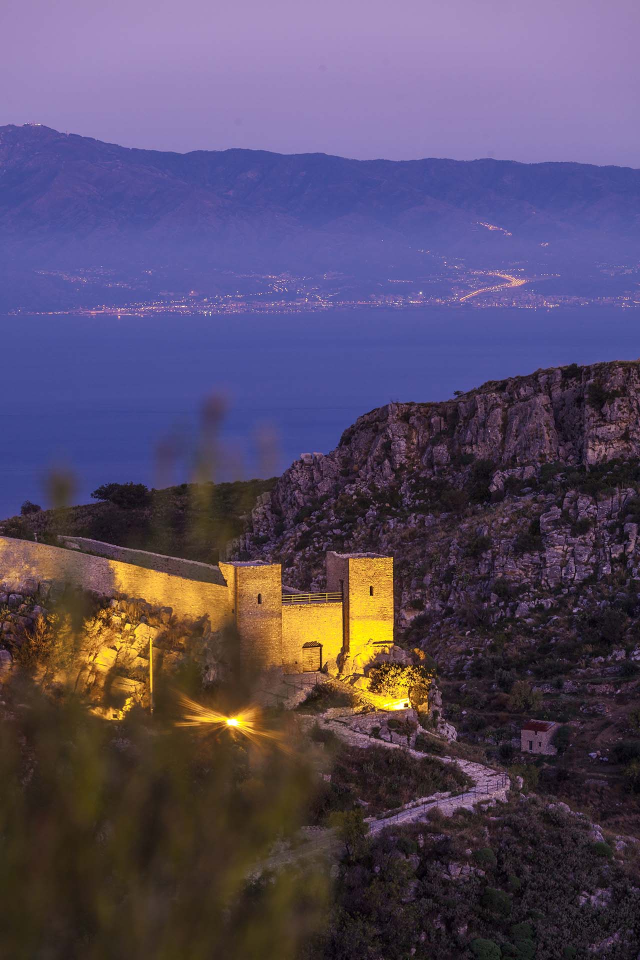 Calabria, Castello Sant'Aniceto in Aspromonte, lo Stretto di Messina e i Monti Peloritani
