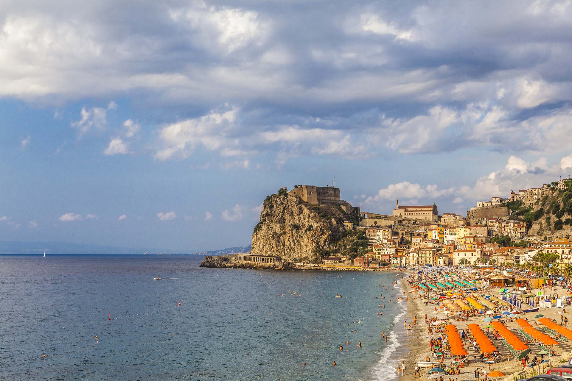 Calabria, la spiaggia di Marina Grande a Scilla