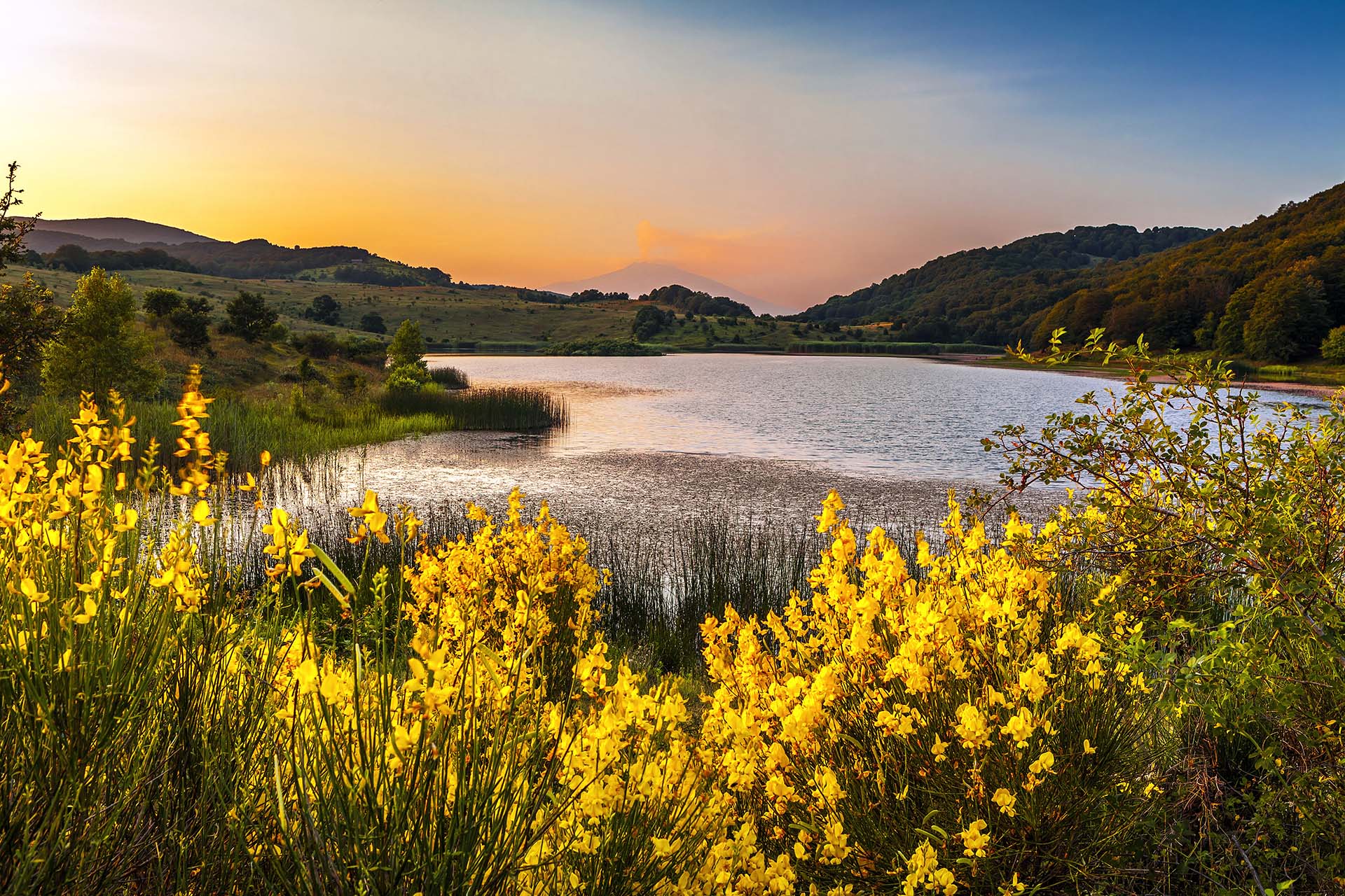 Parco dei Nebrodi, lago Biviere di Cesarò sullo sfondo l'Etna