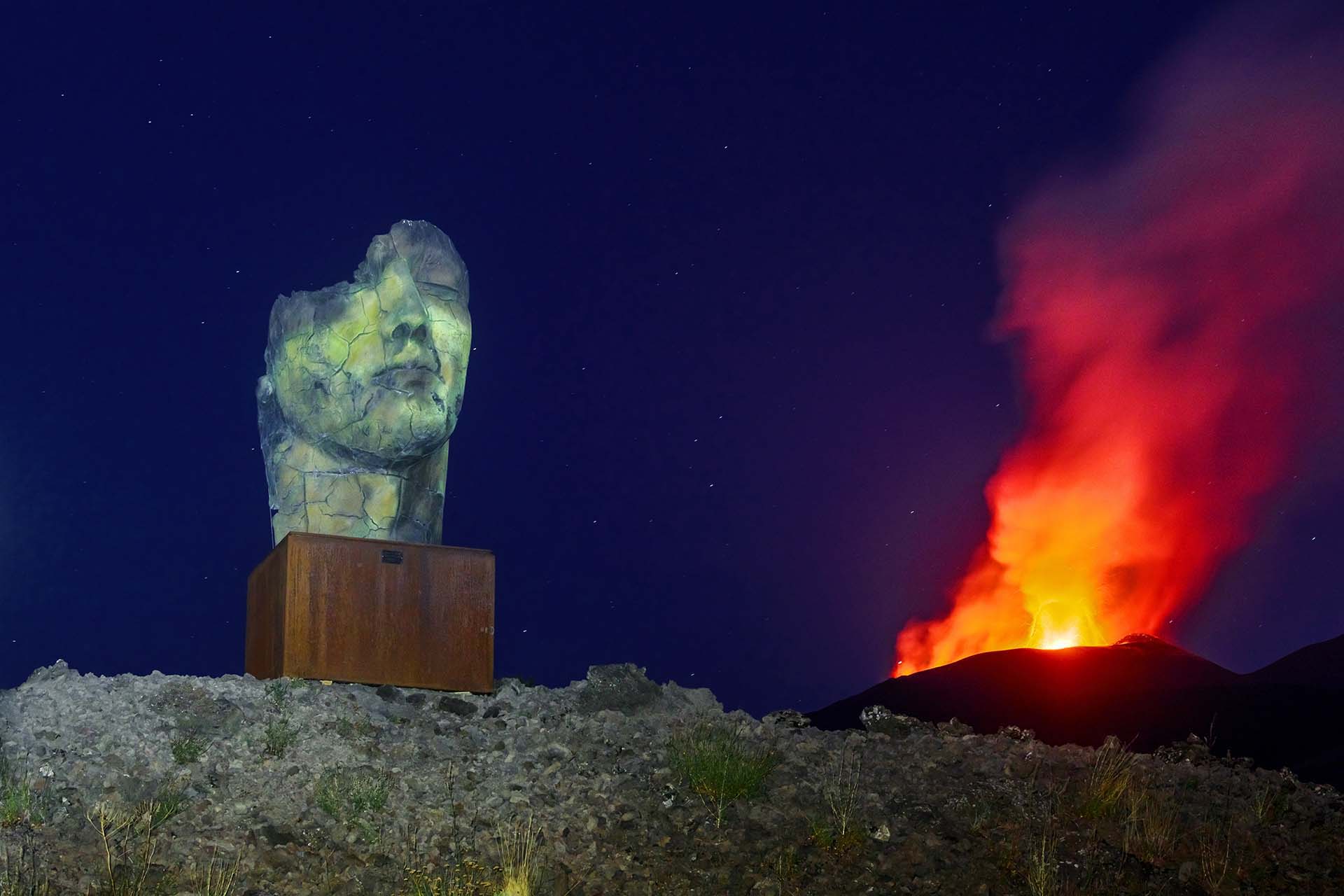 Istallazione sull'Etna dell'Opera di Mitoraj Il Teseo Screpolato durante un'eruzione dal cratere centrale