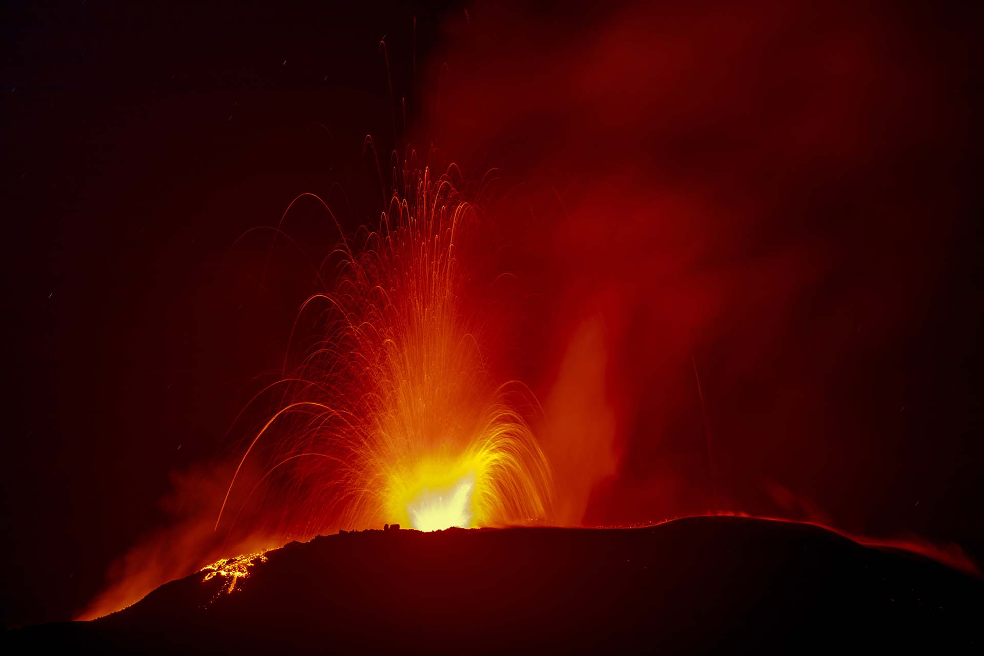 Etna, eruzione, lapilli di lava dal cratere centrale