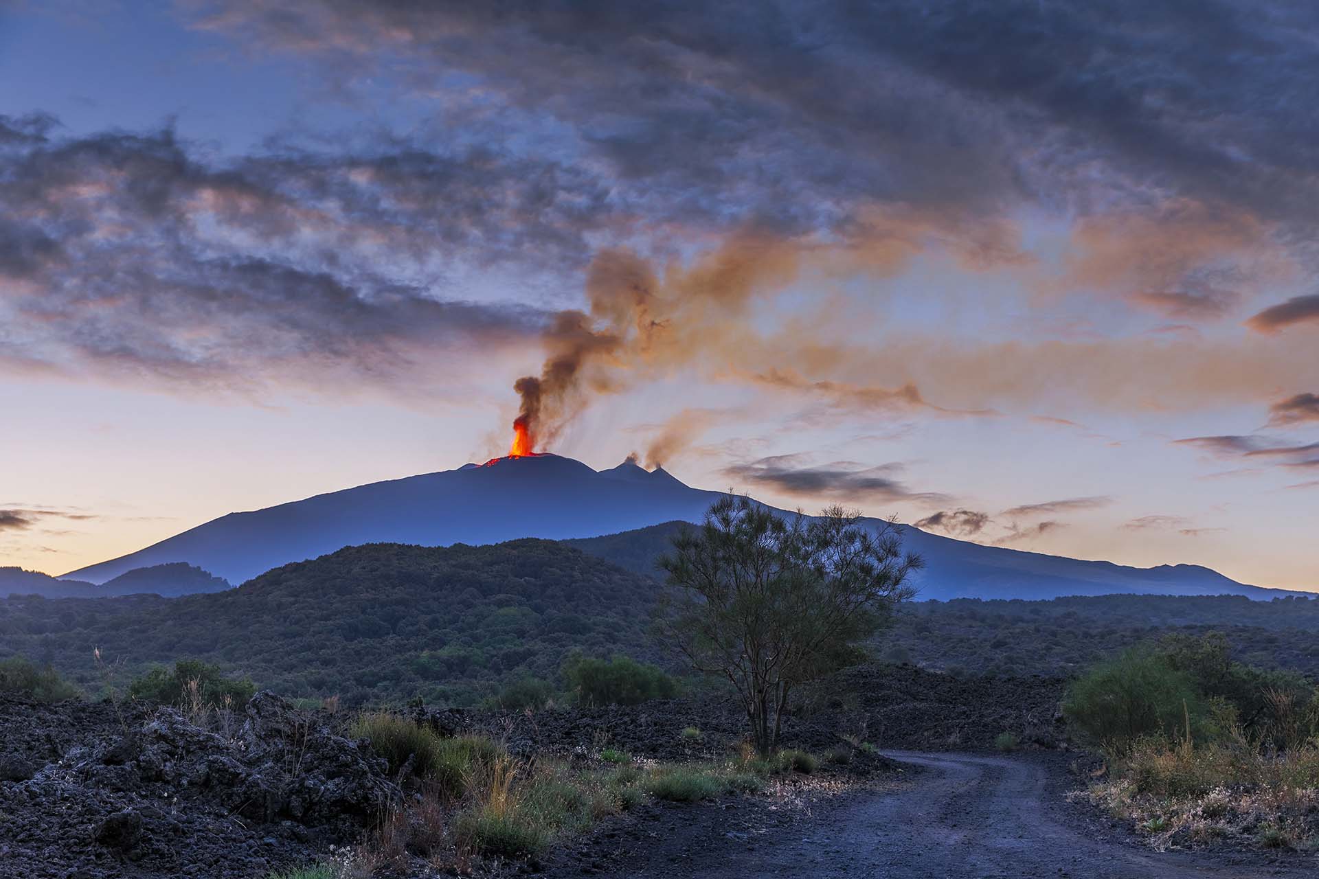 Etna, eruzione dal cratere centrale vista da Monte Intraleo versante ovest