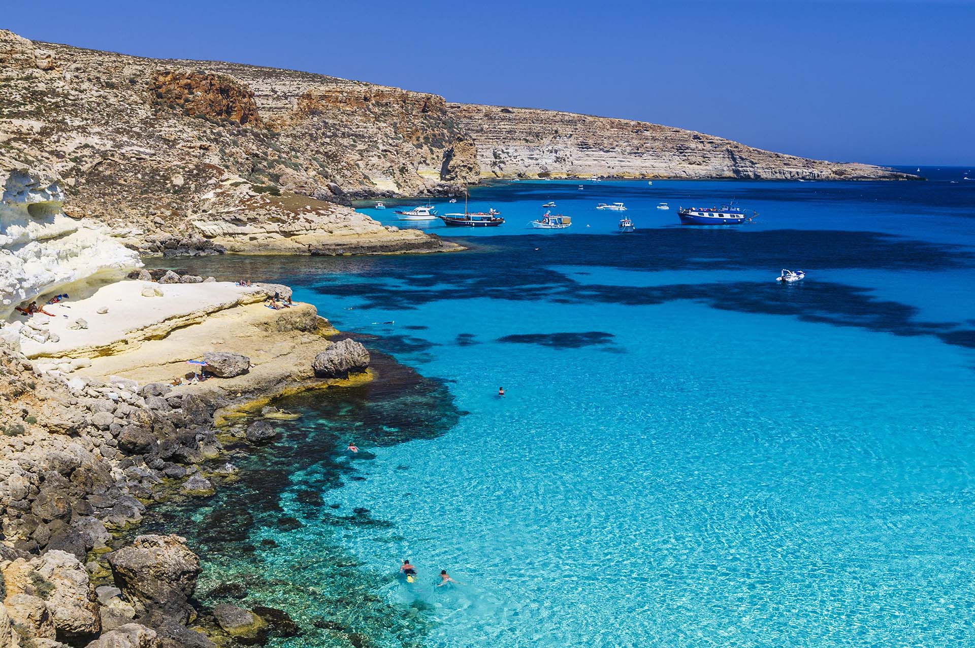 DE7U5623-Lampedusa, scogliera di baia dei Conigli