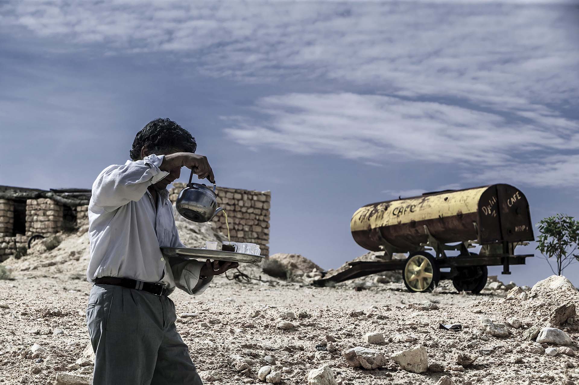 Tunisia, bar lungo la strada deserta tra Ksar Ghilane e Douz