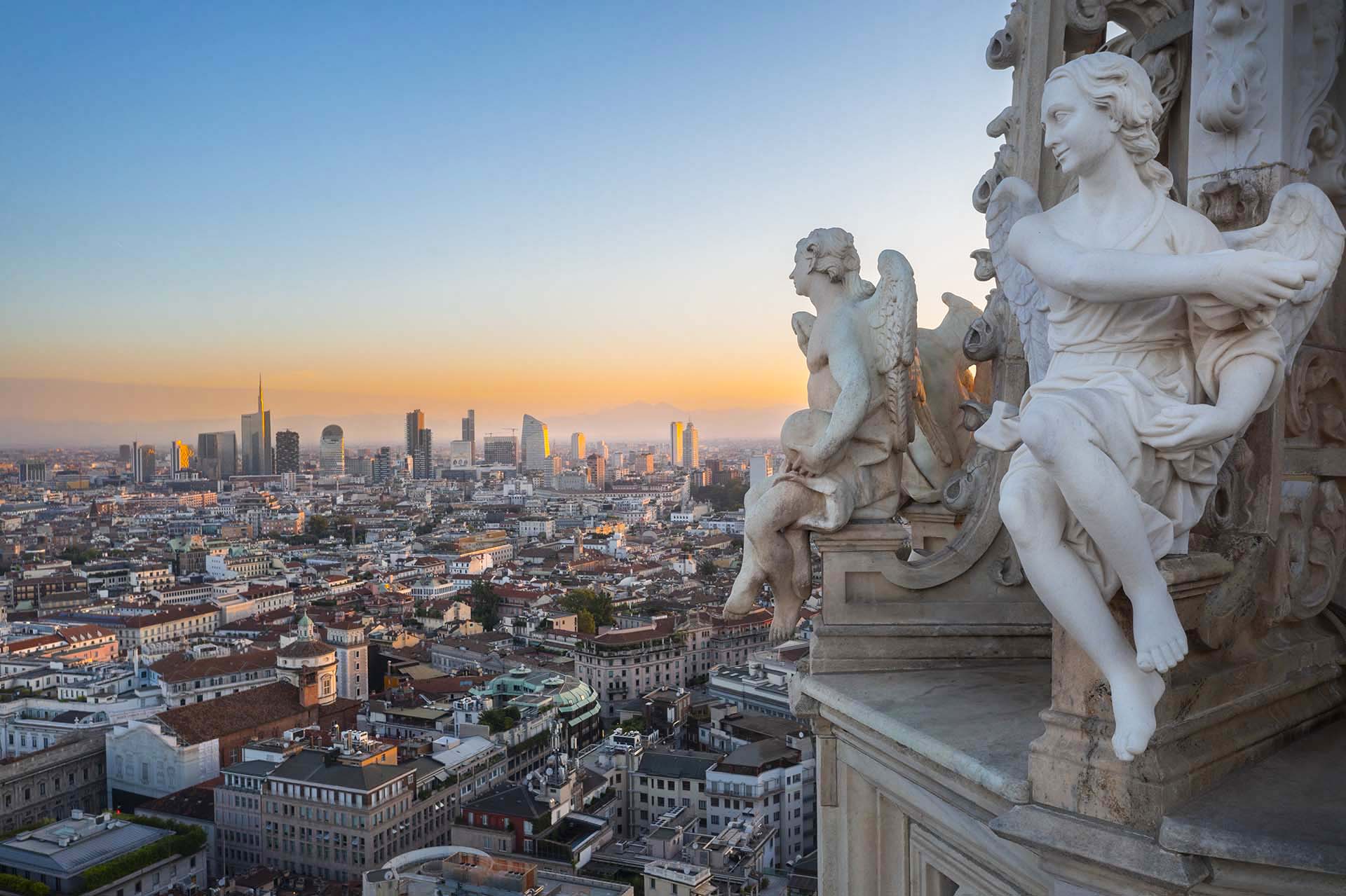 Angeli del Duomo osservano la città di Milano