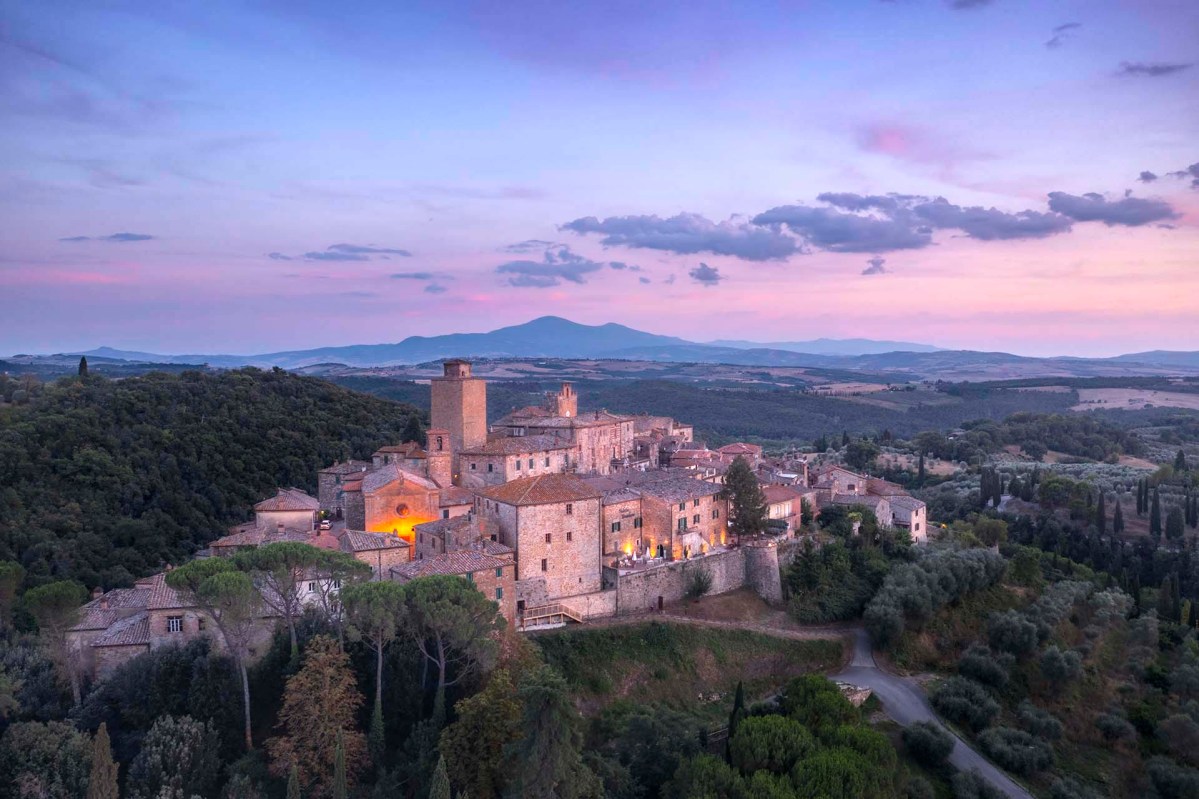 Il piccolo borgo di Petroio e sullo sfondo il Monte Amiata