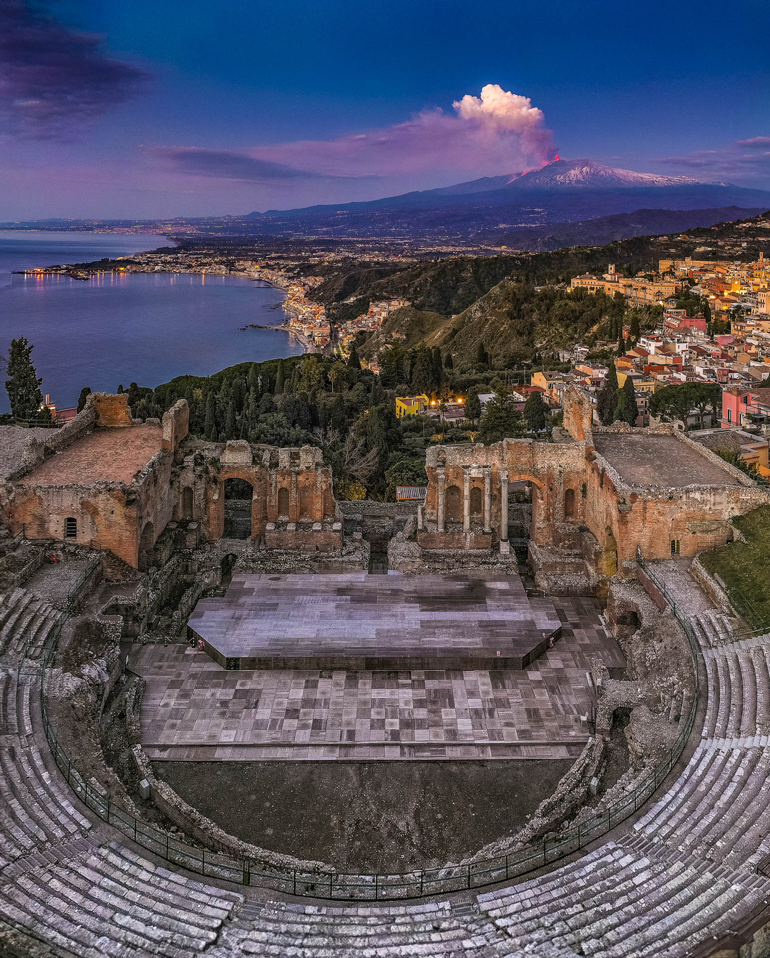 Taormina, il Teatro antico con l'Etna in eruzione