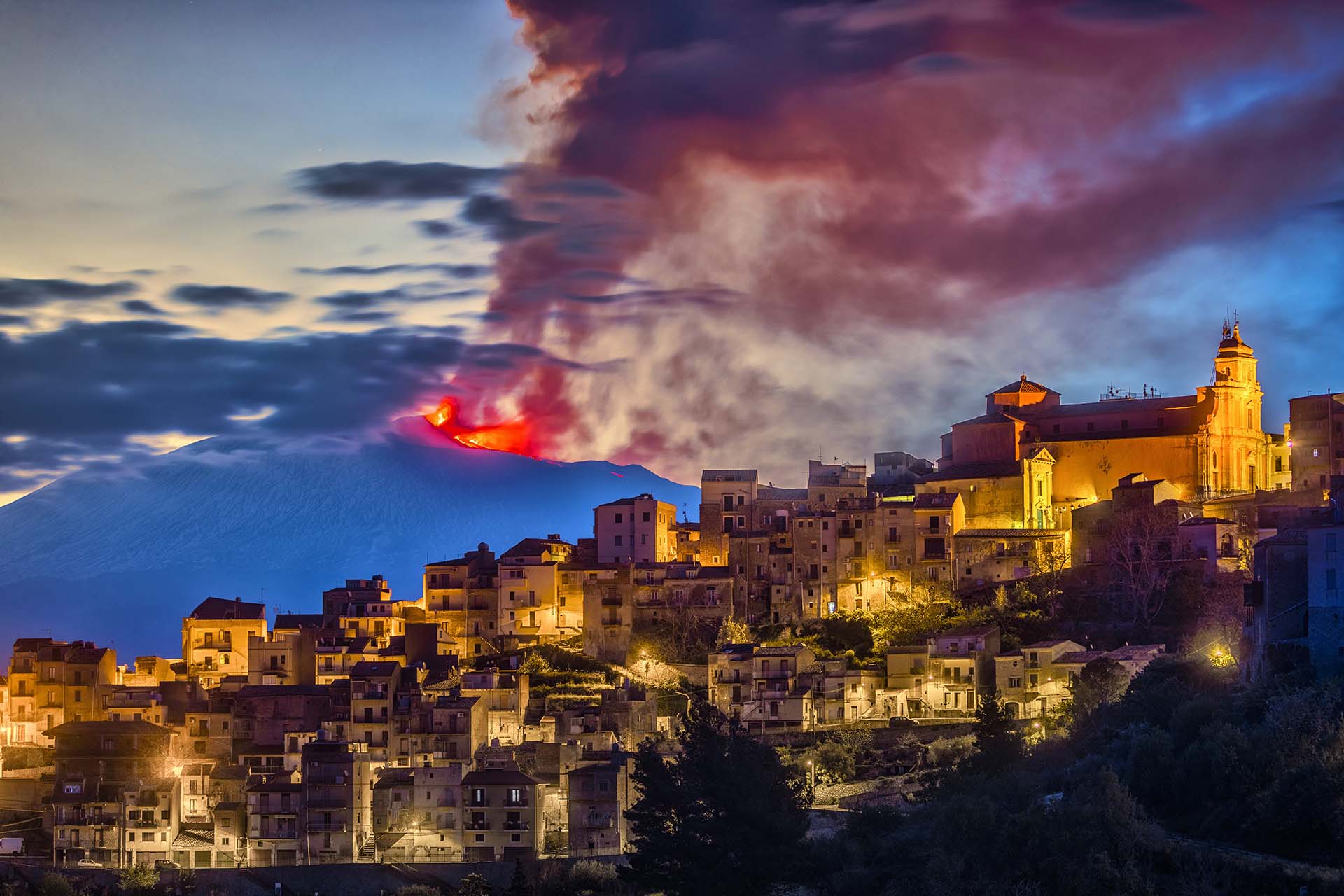 Centuripe con l'Etna in eruzione