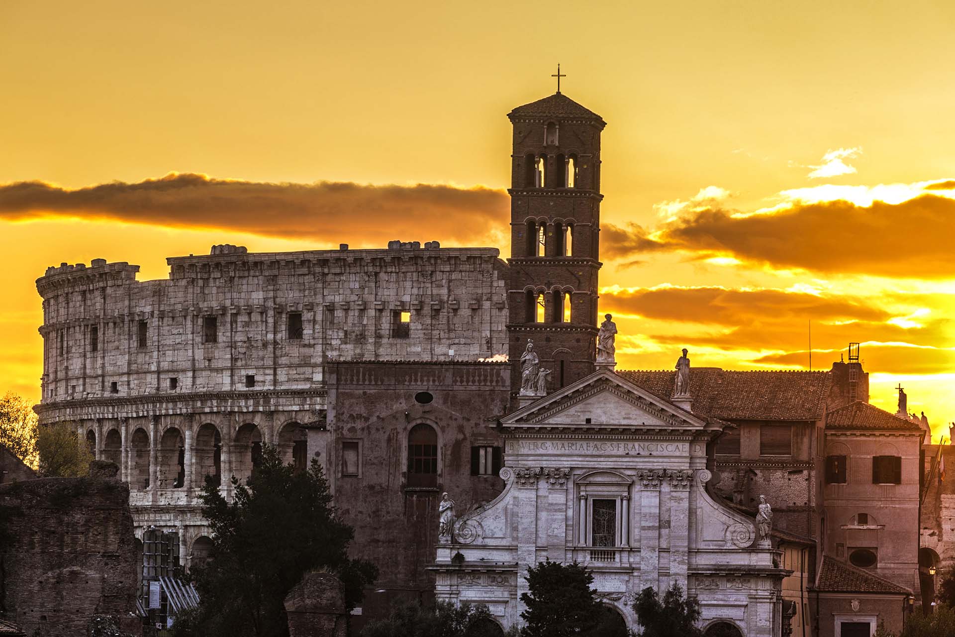 Roma, la Basilica di Santa Francesca Romana e il Colosseo.