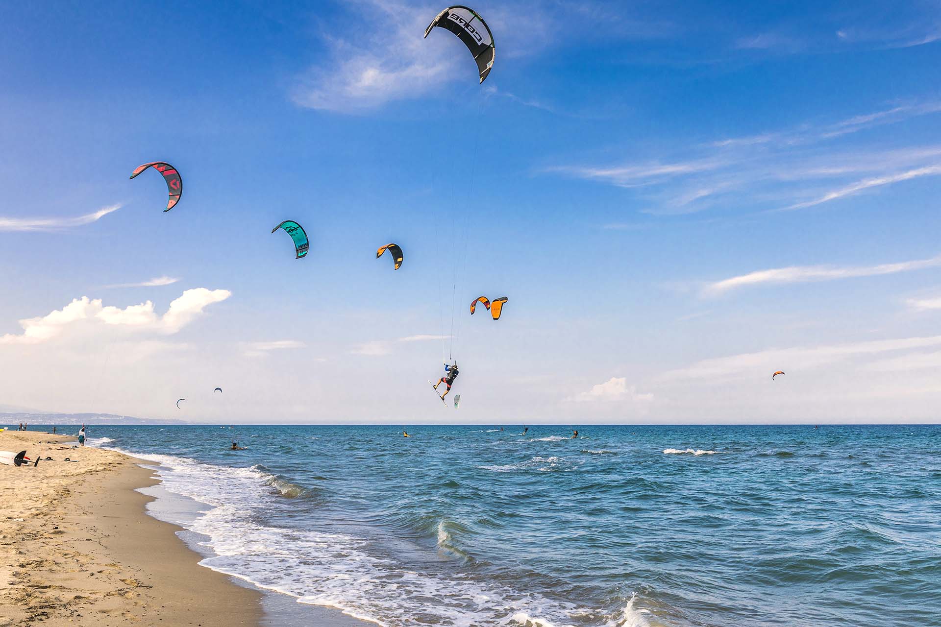 Siracusa, kitesurf, la spiaggia di San Leonardo si riempie di colori