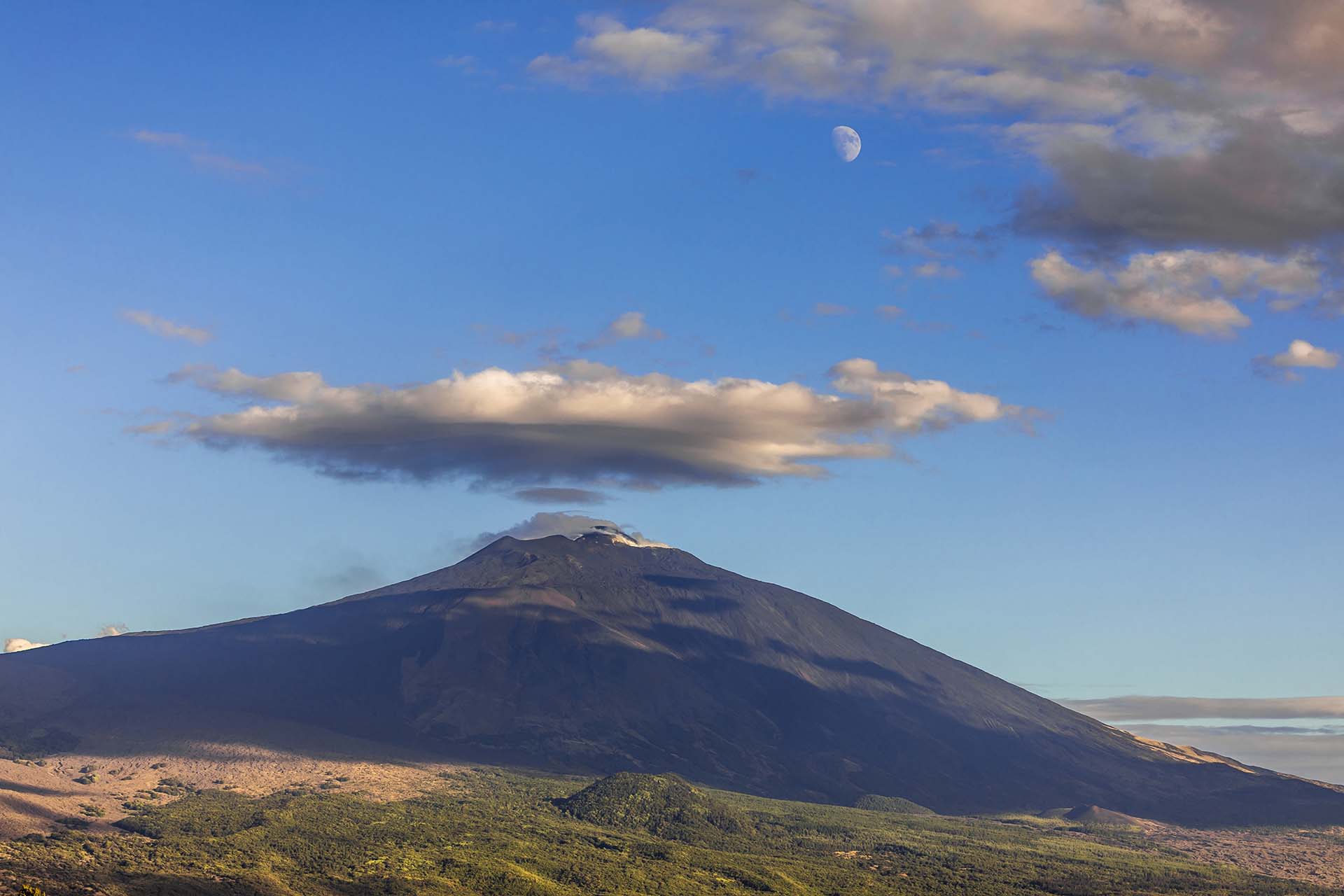 0A1A9232-2-Etna, il costone lavico del versante nord ovest con un cappello di nuvole