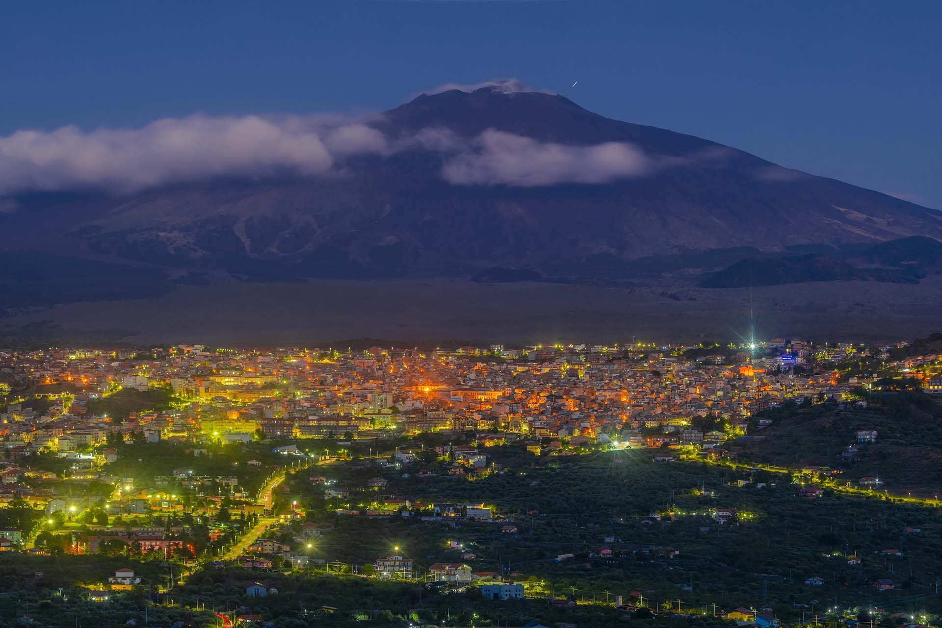 0A1A9327-HDR-2-Etna, le luci di Bronte a ridosso del deserto lavico