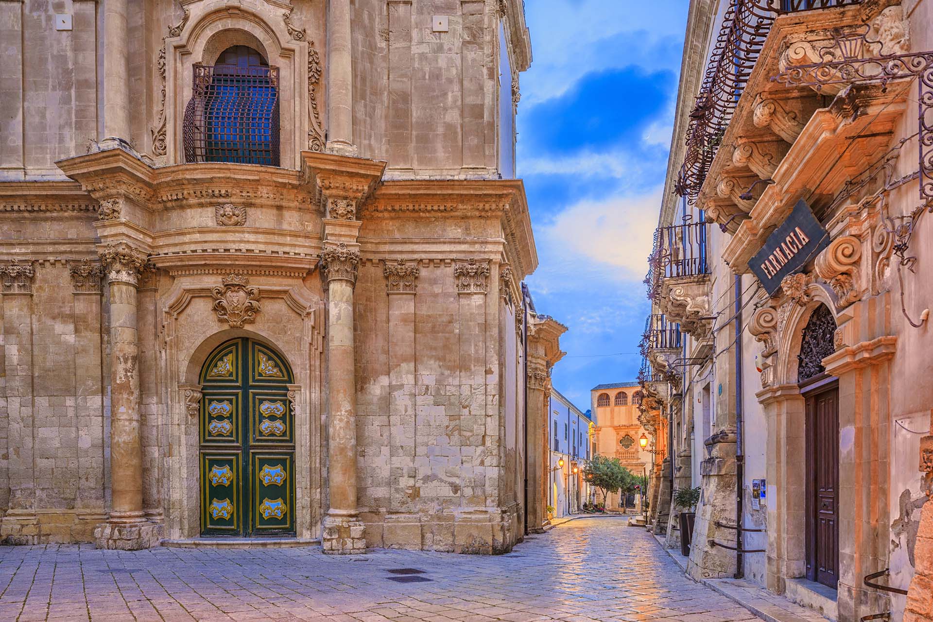 0A1A9835-1-Scicli, via Francesco Mormino Penna e la Chiesa di San Giovanni