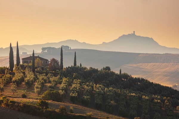 Paesaggio della Val d'Orcia con il castello di Radicofani sullo sfondo.