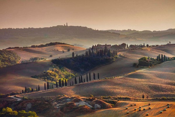 Paesaggio della Val d'Orcia con Pienza sullo sfondo.