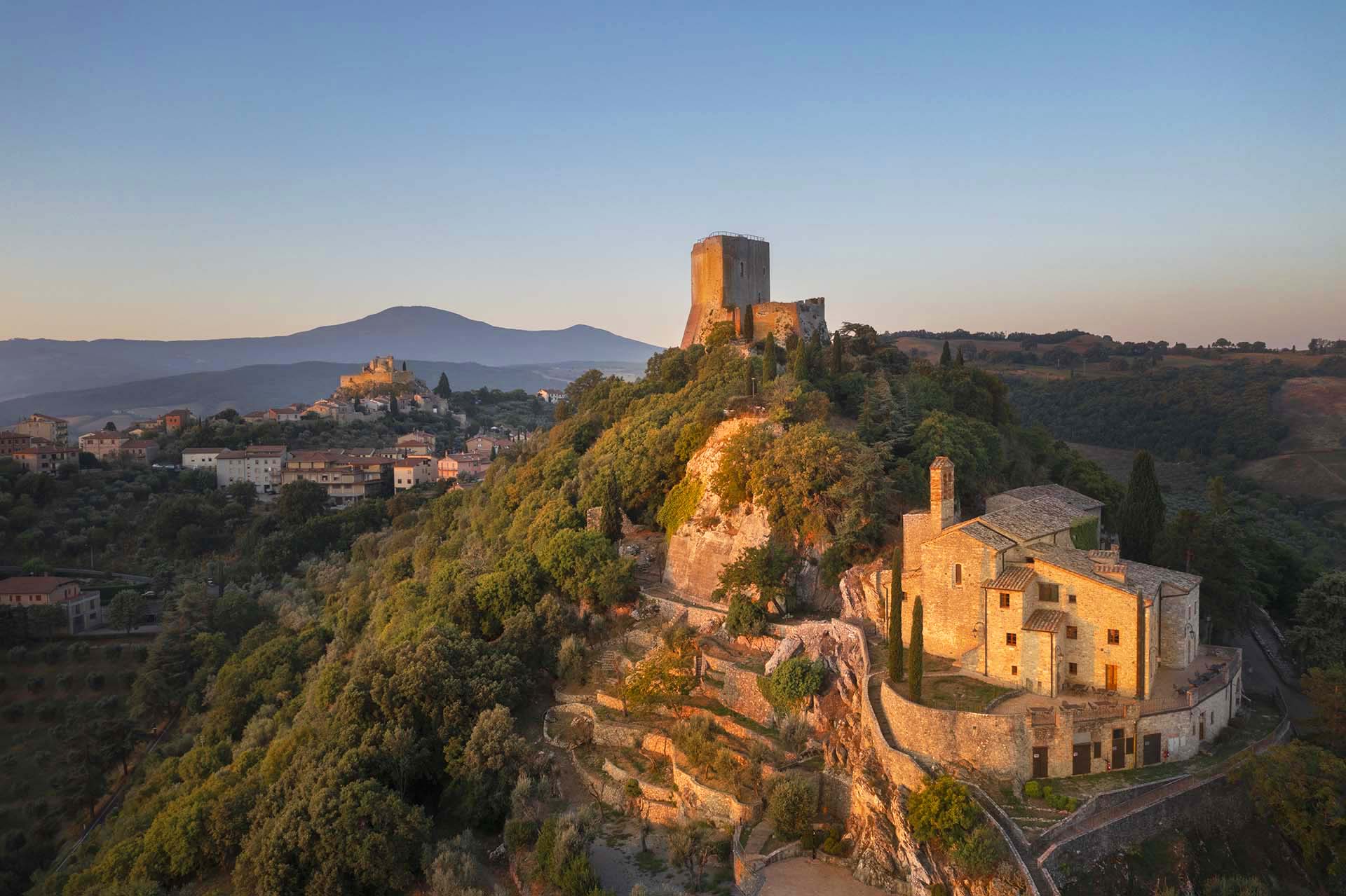 La Rocca di Tentennano che domina il piccolo borgo di Rocca d'Orcia. Sullo sfondo Castiglione d'Orcia e il Monte Amiata.