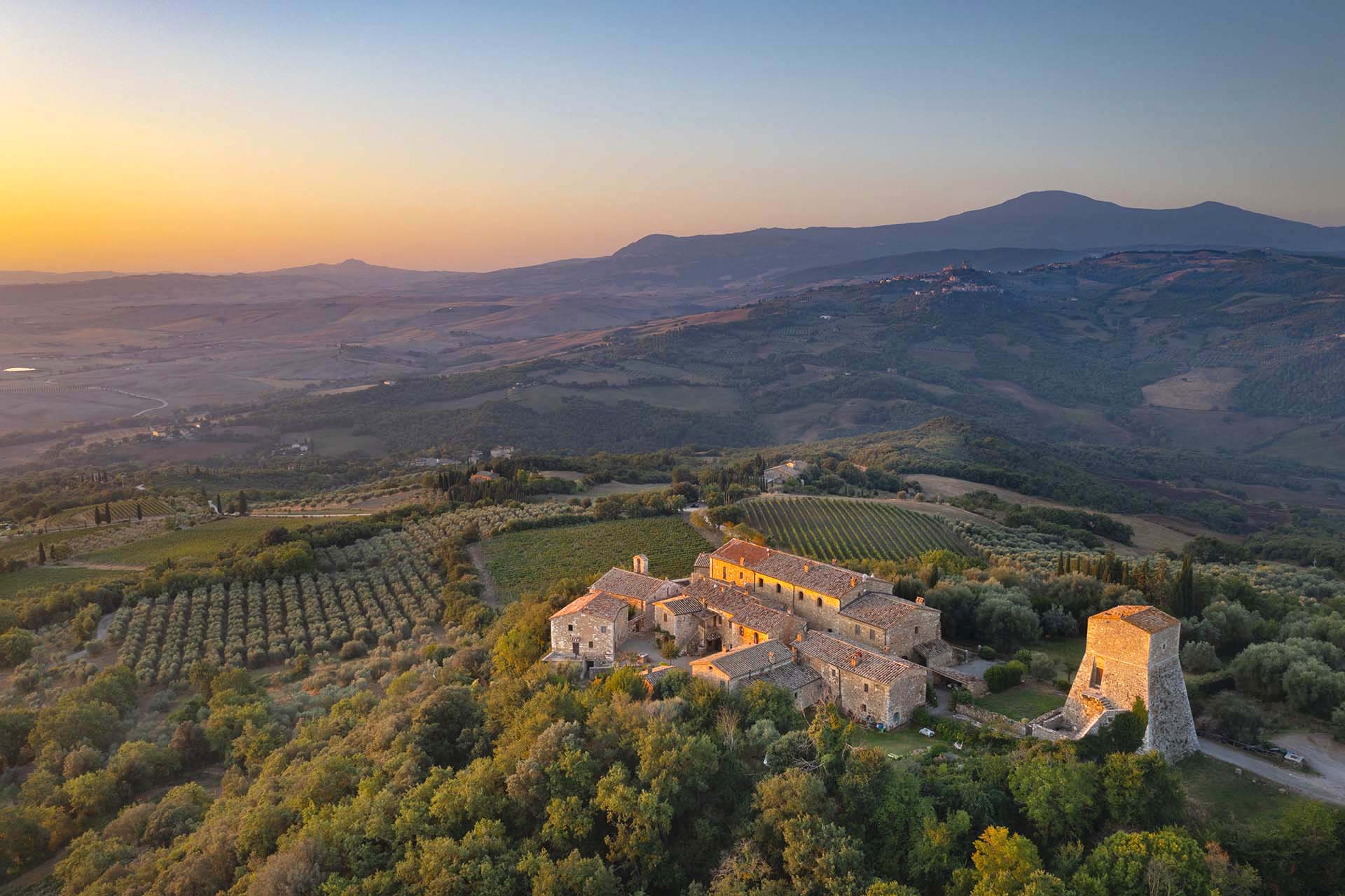 Vignoni Alto, piccolo borgo medievale.
