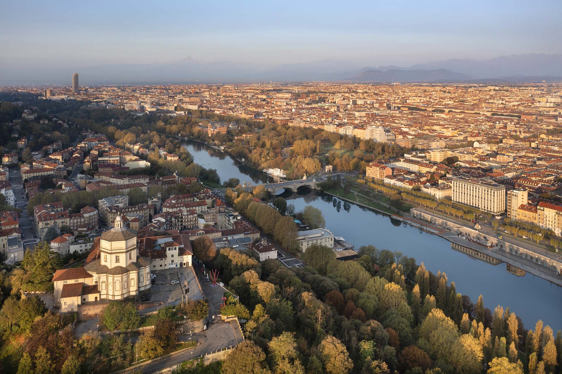 La chiesa di Santa Maria al Monte dei Cappuccini, il fiume Po e sullo sfondo la città di Torino.
